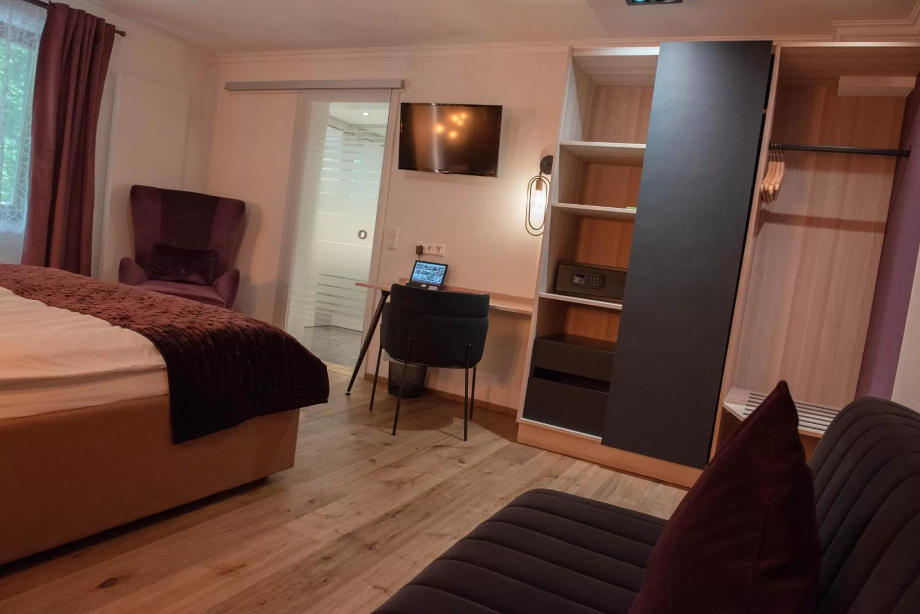 TV and multimedia, Bed in Boutique - Hotel Zum Schloss