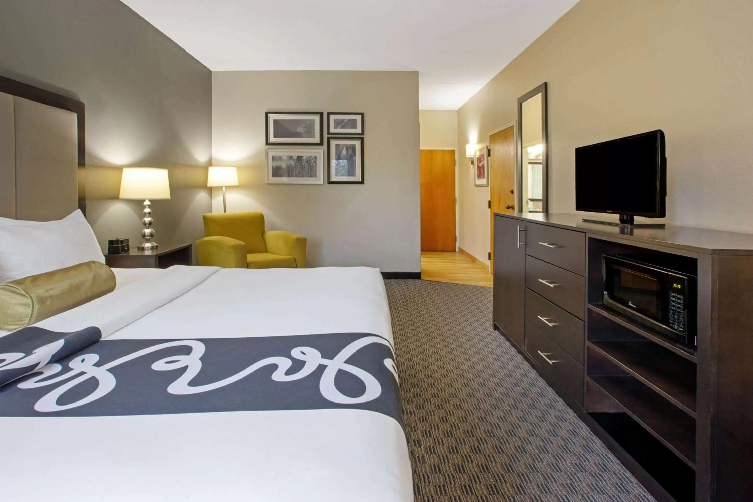 Photo of the whole room, Bed in La Quinta Inn & Suites by Wyndham Detroit Metro Airport