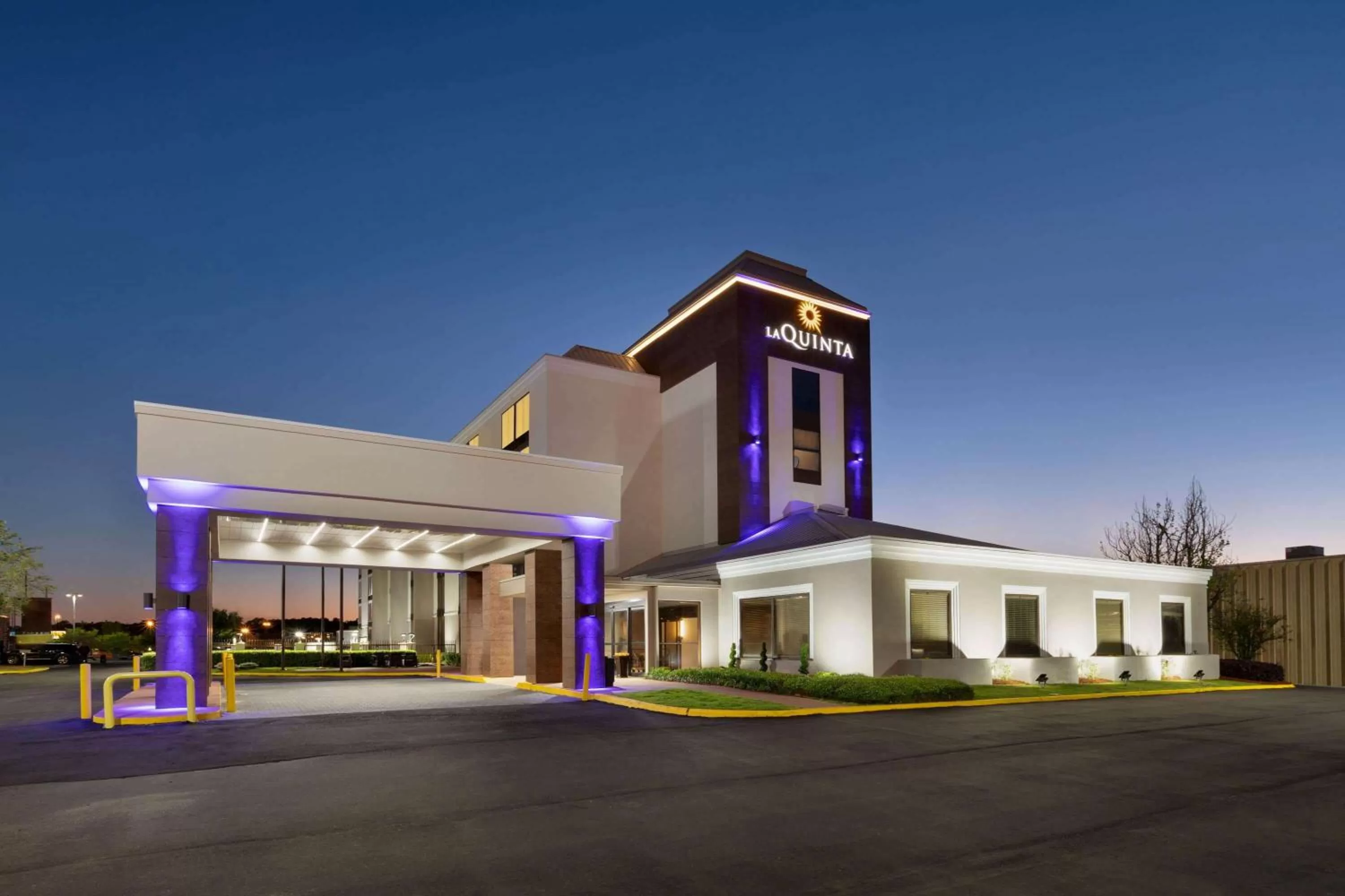 Property building in La Quinta inn & suites by Wyndham Dothan