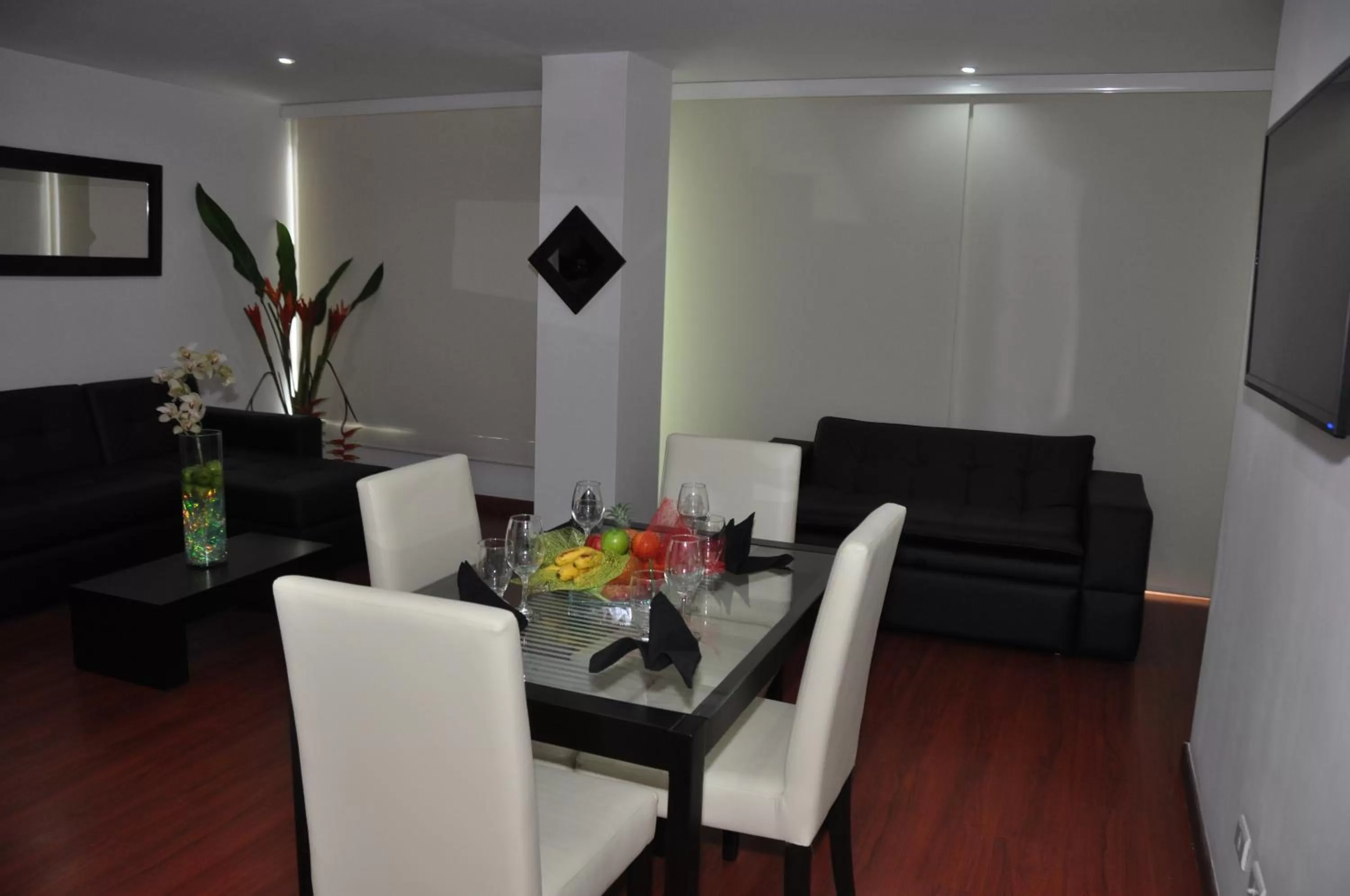 Photo of the whole room, Seating Area in Apartasuites Plaza Modelia