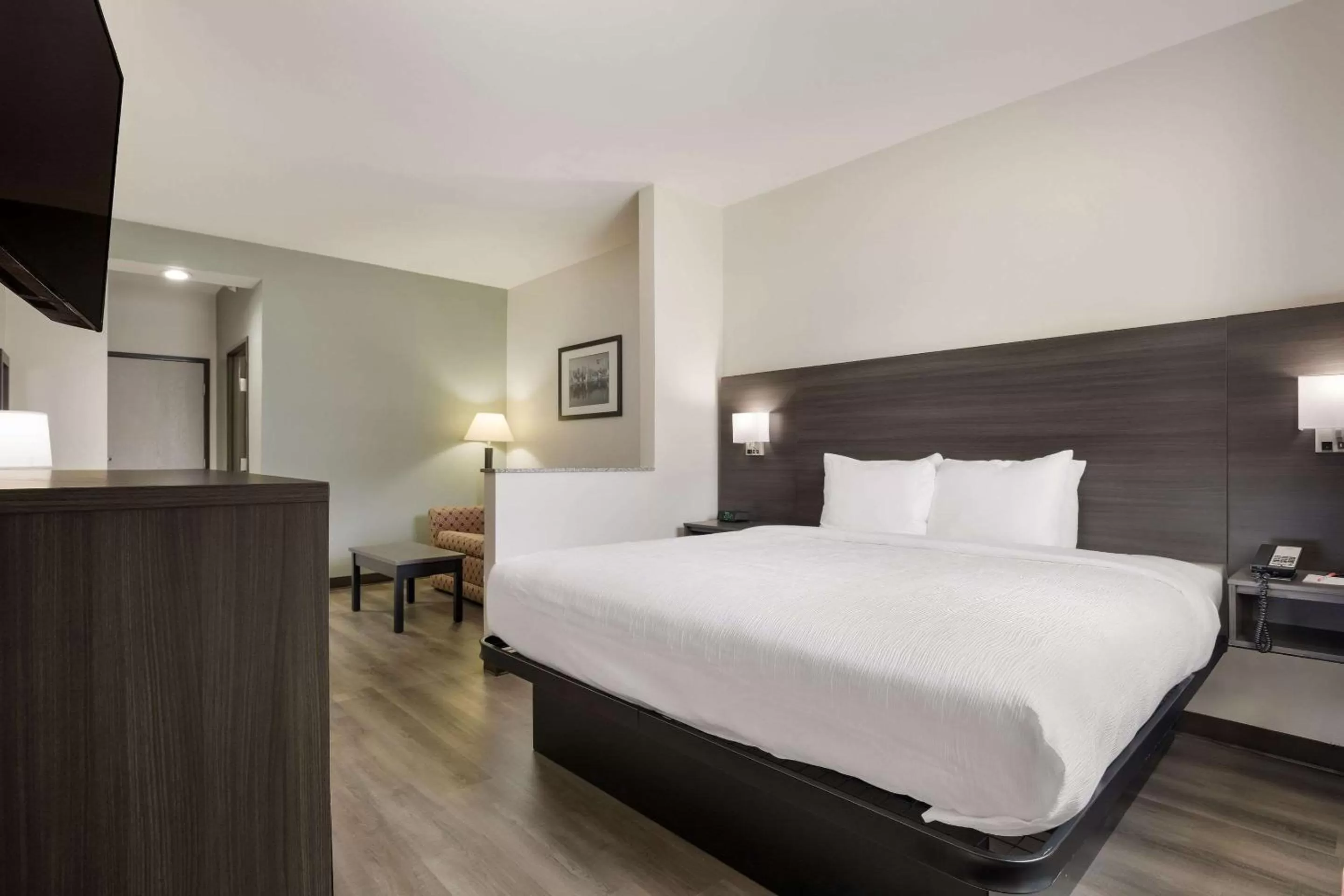 Bedroom, Bed in Quality Suites Tulsa I-44