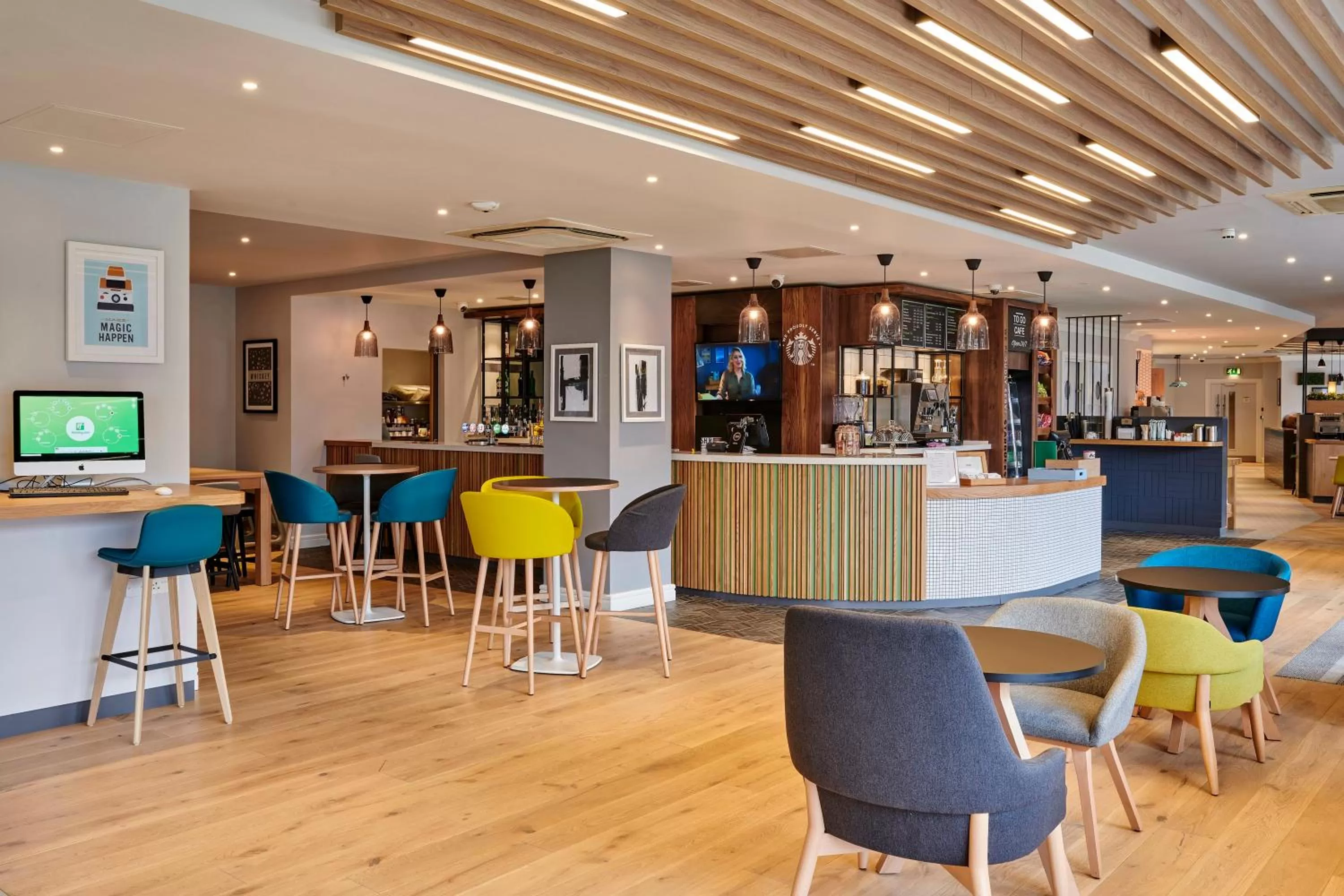 Lounge or bar in Holiday Inn Belfast by IHG