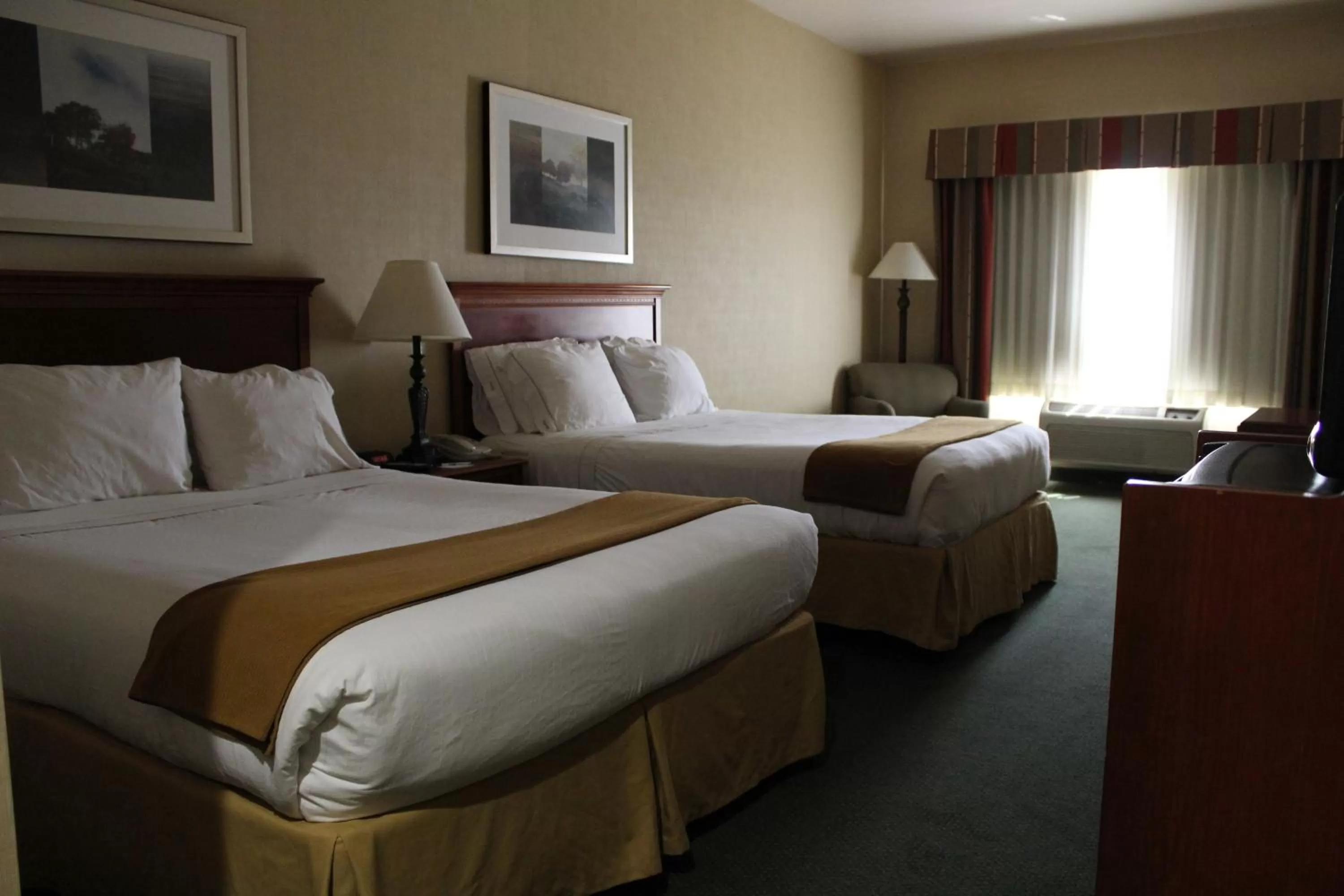 Bed in Holiday Inn Express Tehachapi by IHG
