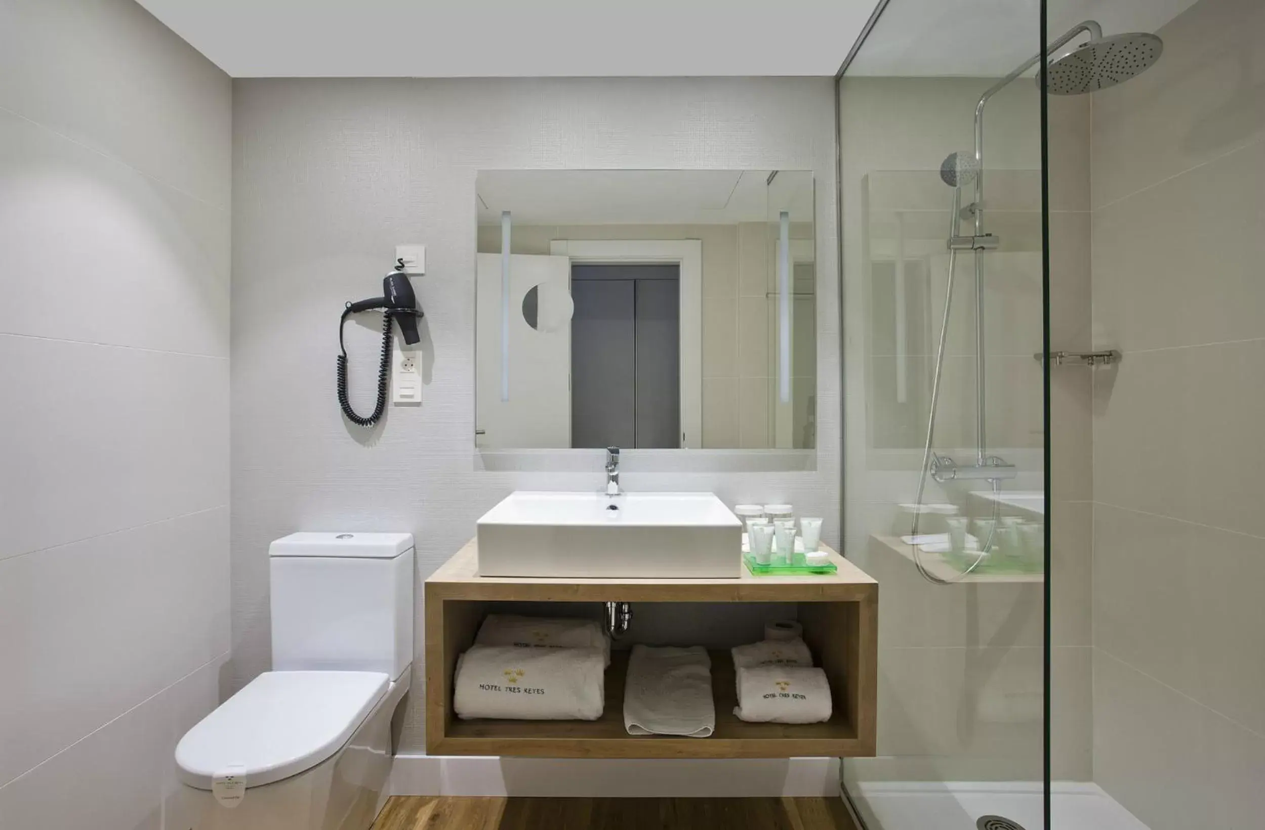 Triple Room in Hotel Tres Reyes Pamplona Triple Room in Hotel Tres Reyes Pamplona