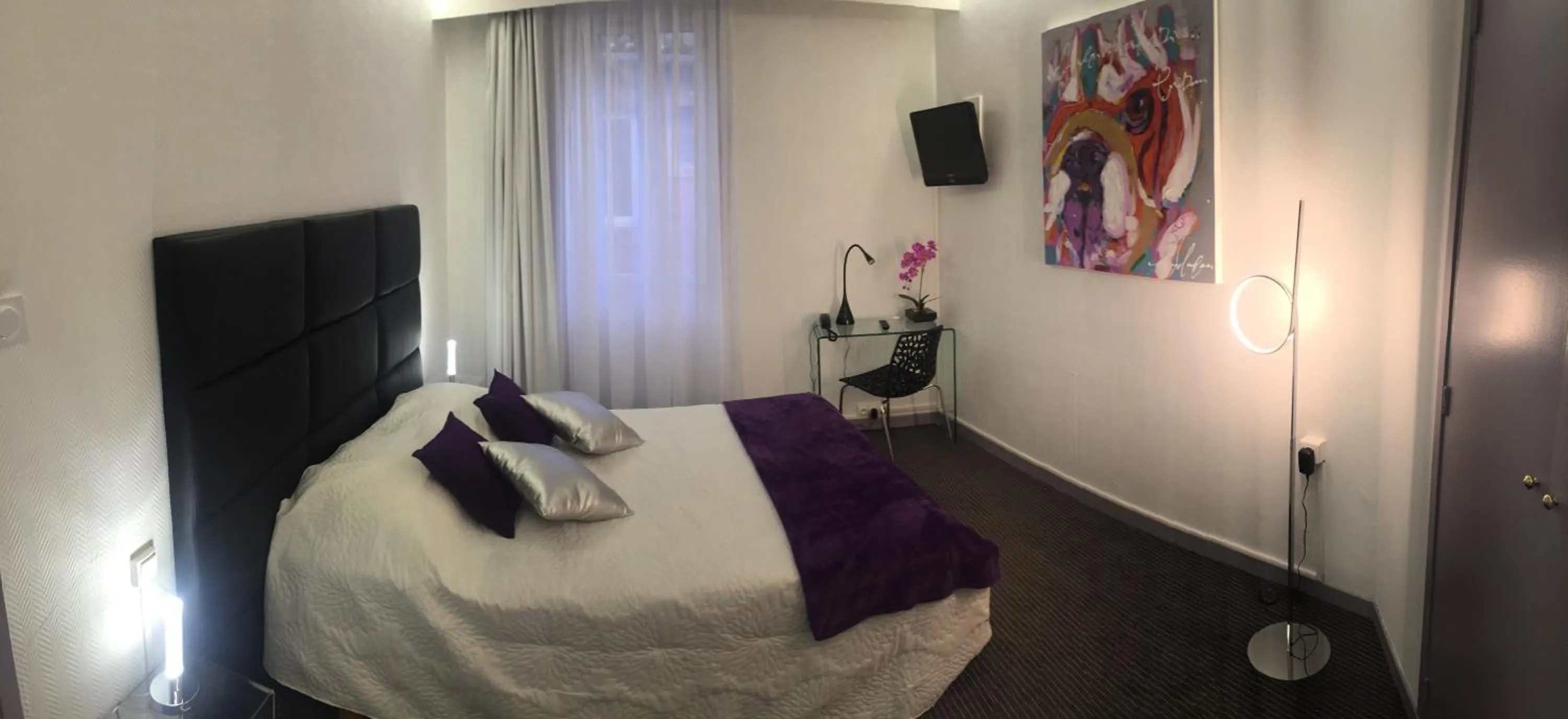 Photo of the whole room, Bed in Hôtel Le Capitole