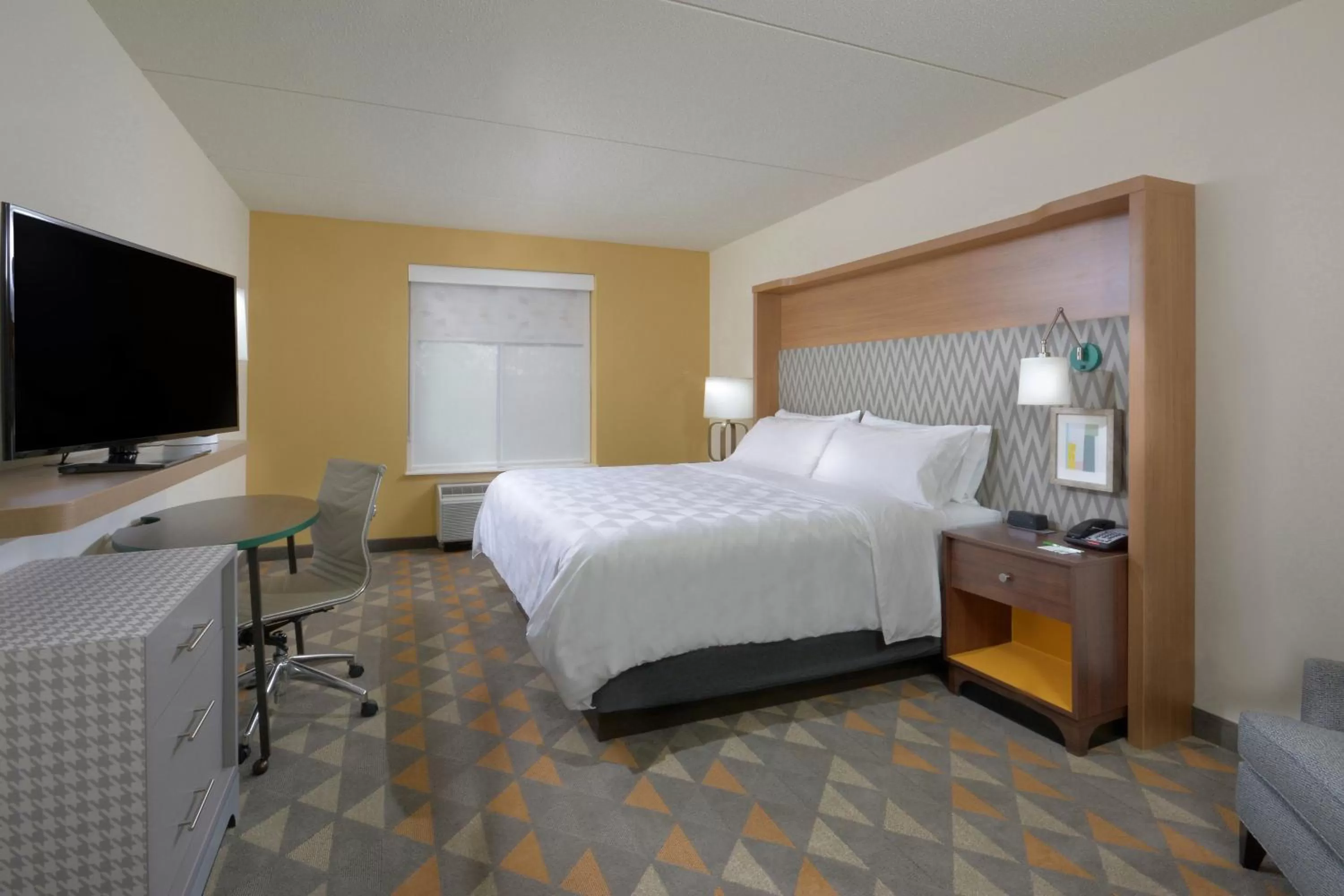Photo of the whole room, Bed in Holiday Inn Raleigh Durham Airport by IHG