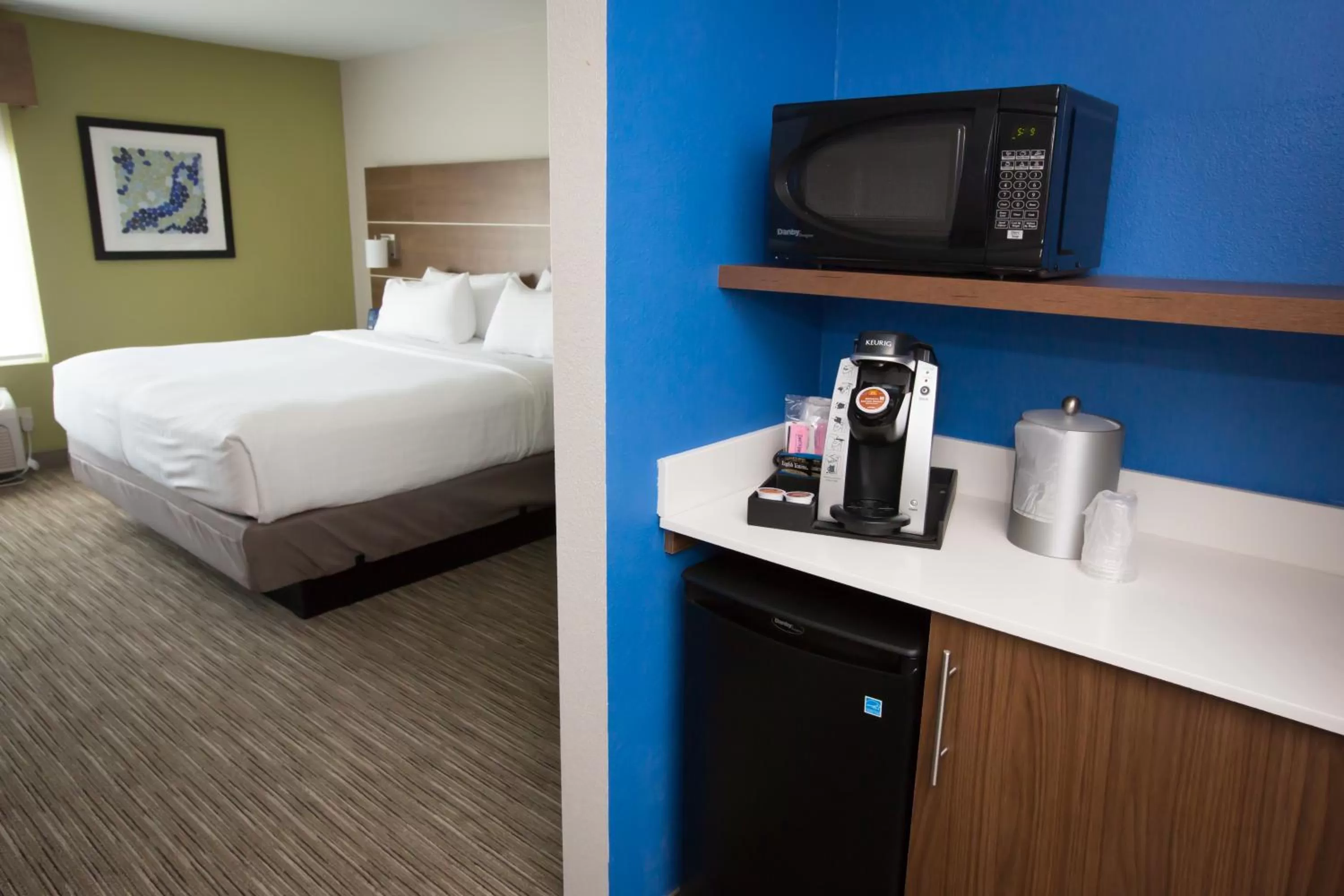 Coffee/tea facilities, Bed in Holiday Inn Express Hotel & Suites Madison by IHG