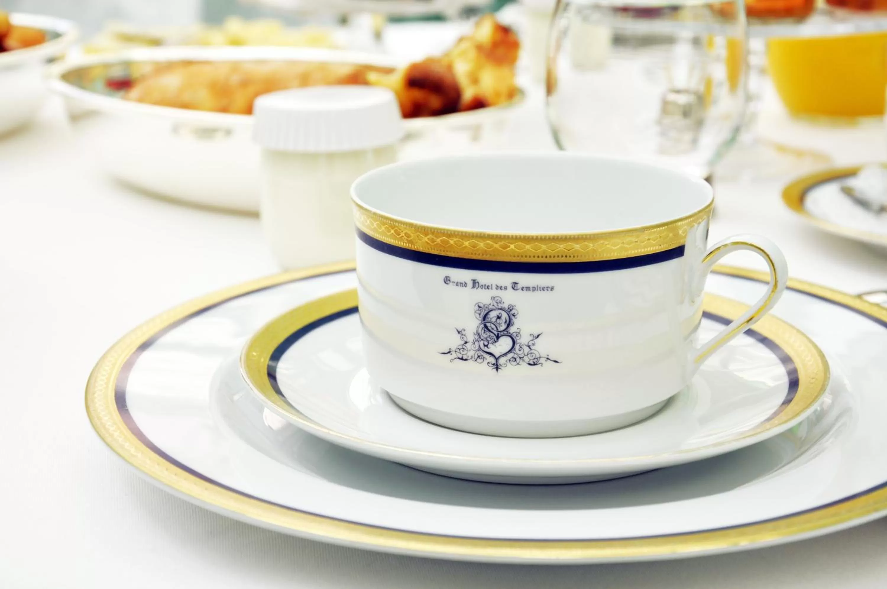 Food and drinks in Grand Hôtel Des Templiers, Piscine & Spa