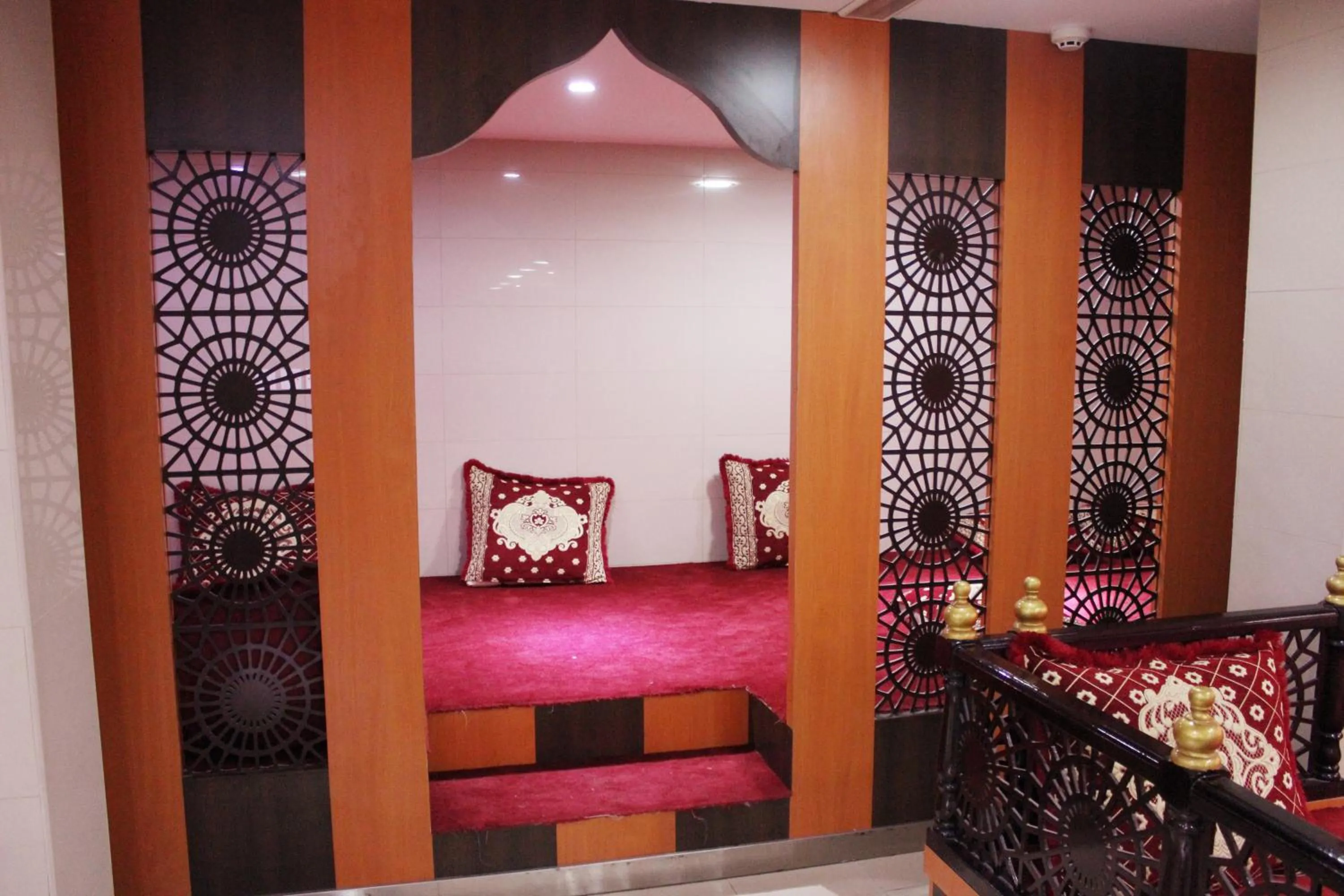 Restaurant/places to eat, Bed in Montreal Naif Hotel