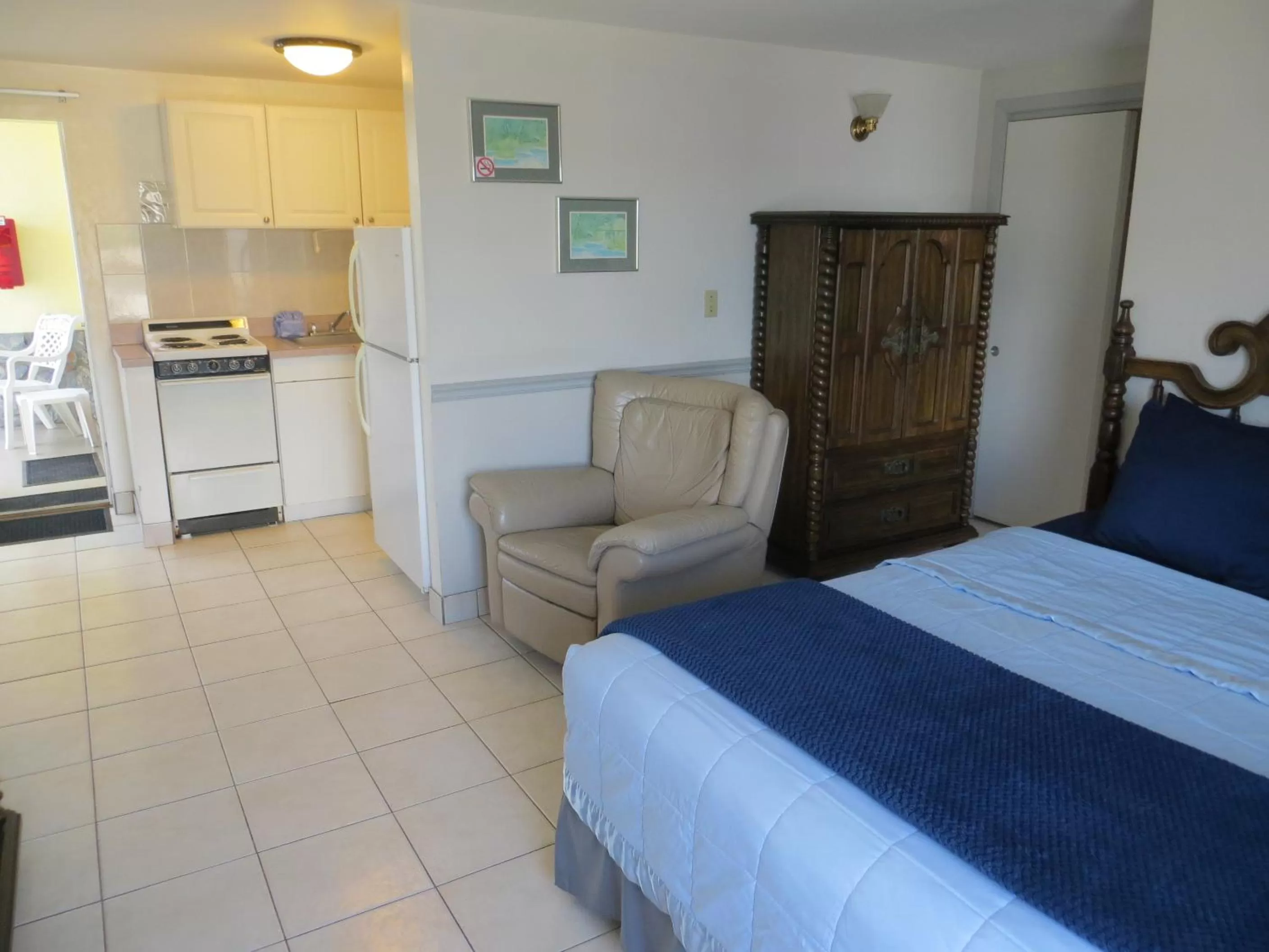 Bed in Sand Castle Motel