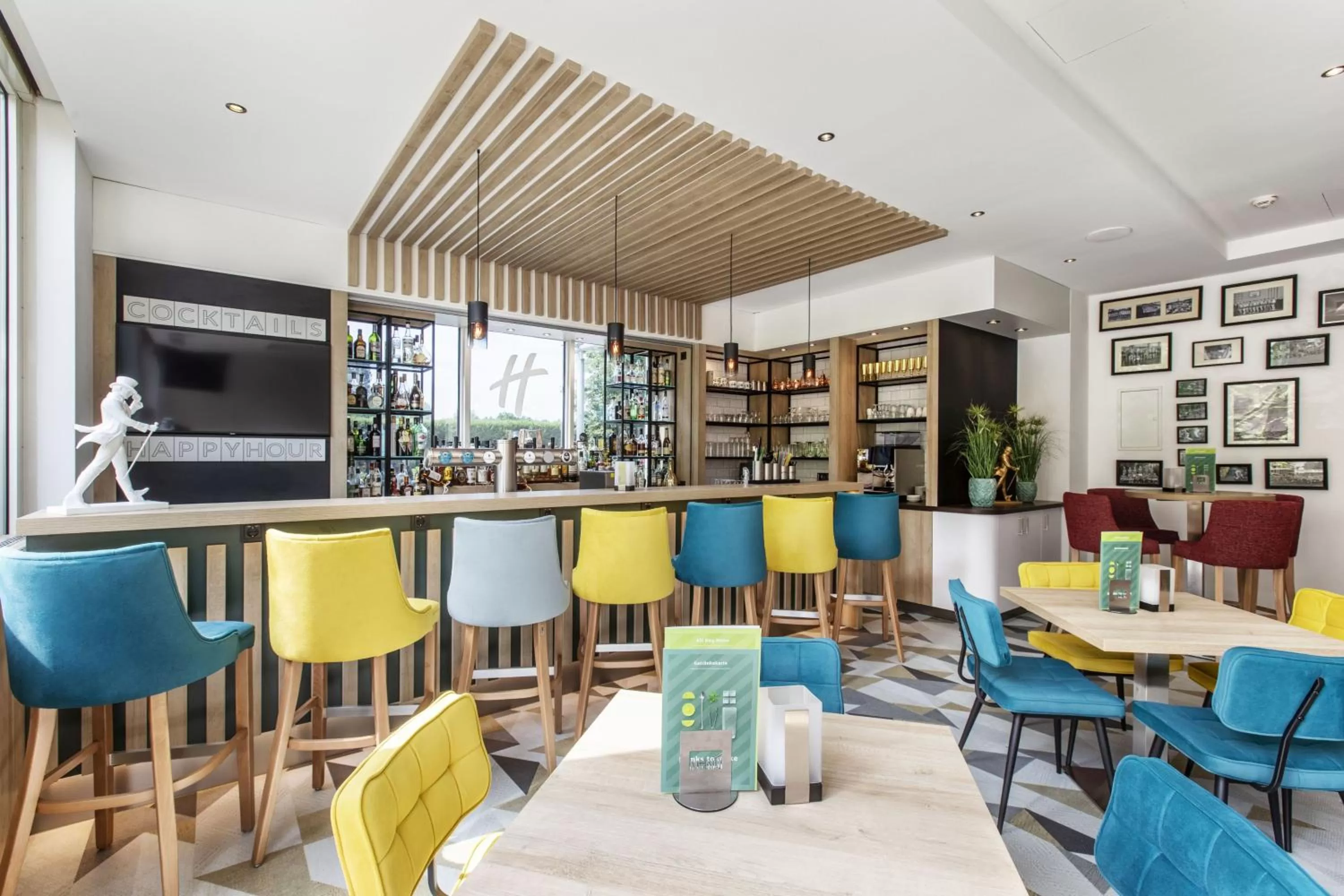 Lounge or bar in Holiday Inn Düsseldorf-Neuss by IHG