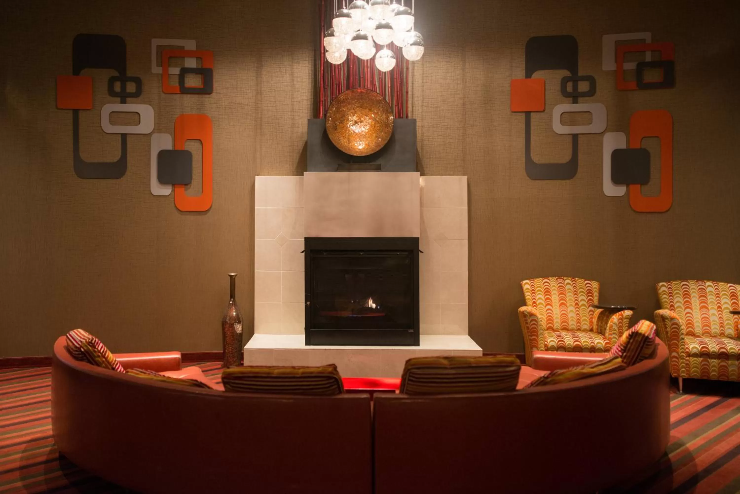 Communal lounge/ TV room in Radisson Hotel Duluth-Harborview