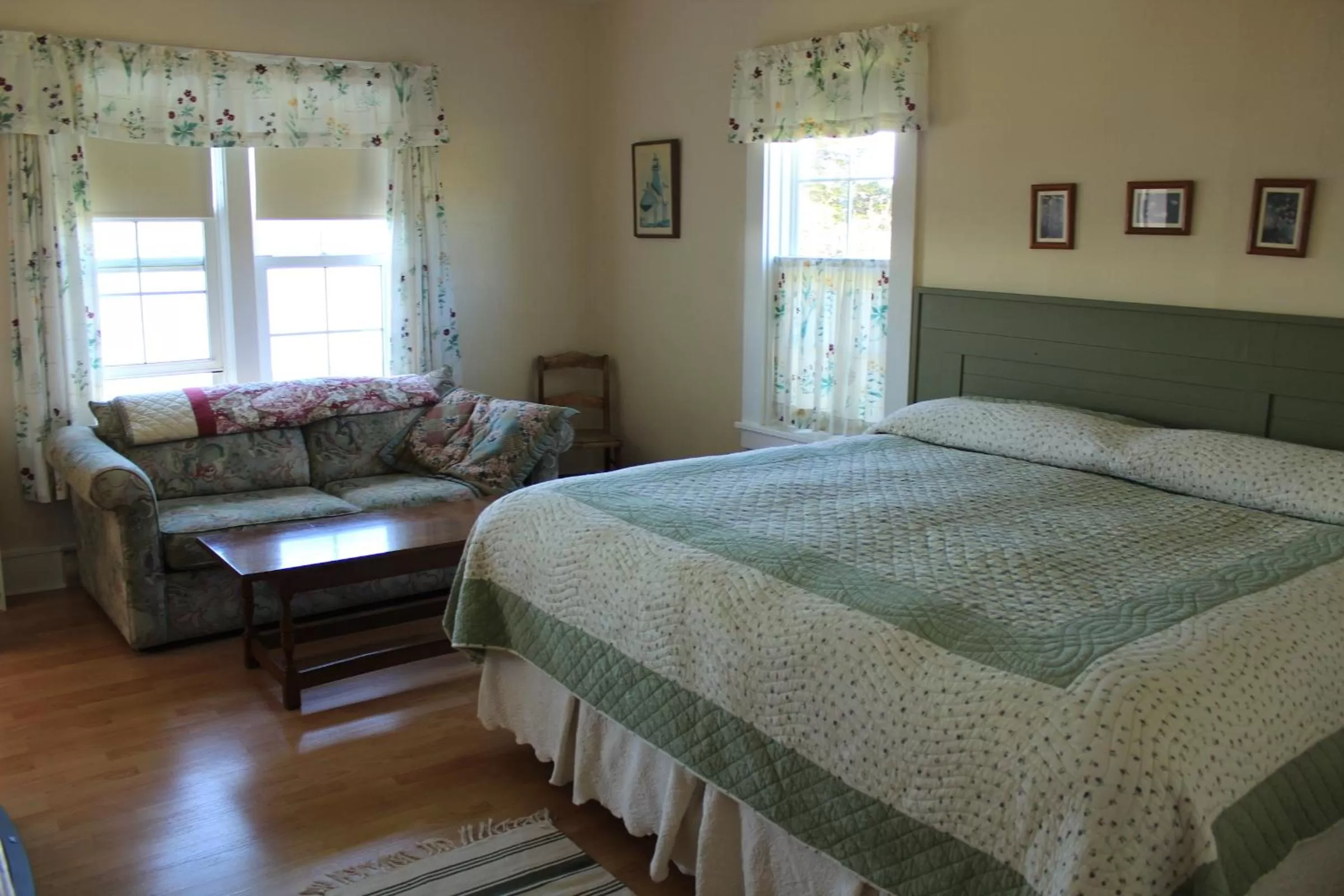 Photo of the whole room, Bed in Compass Rose Heritage Inn