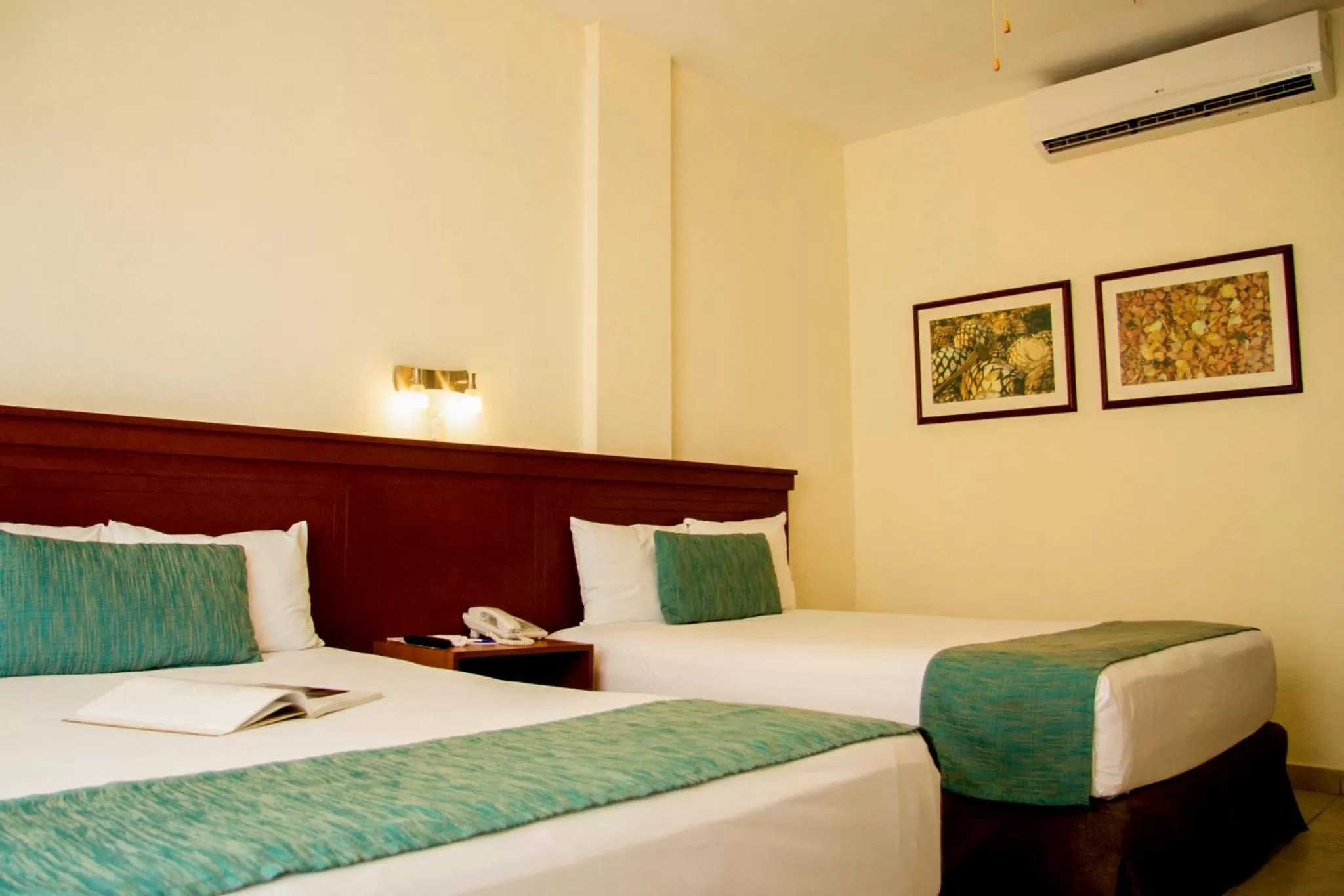 Photo of the whole room, Bed in Mesón de la Luna Hotel & Spa