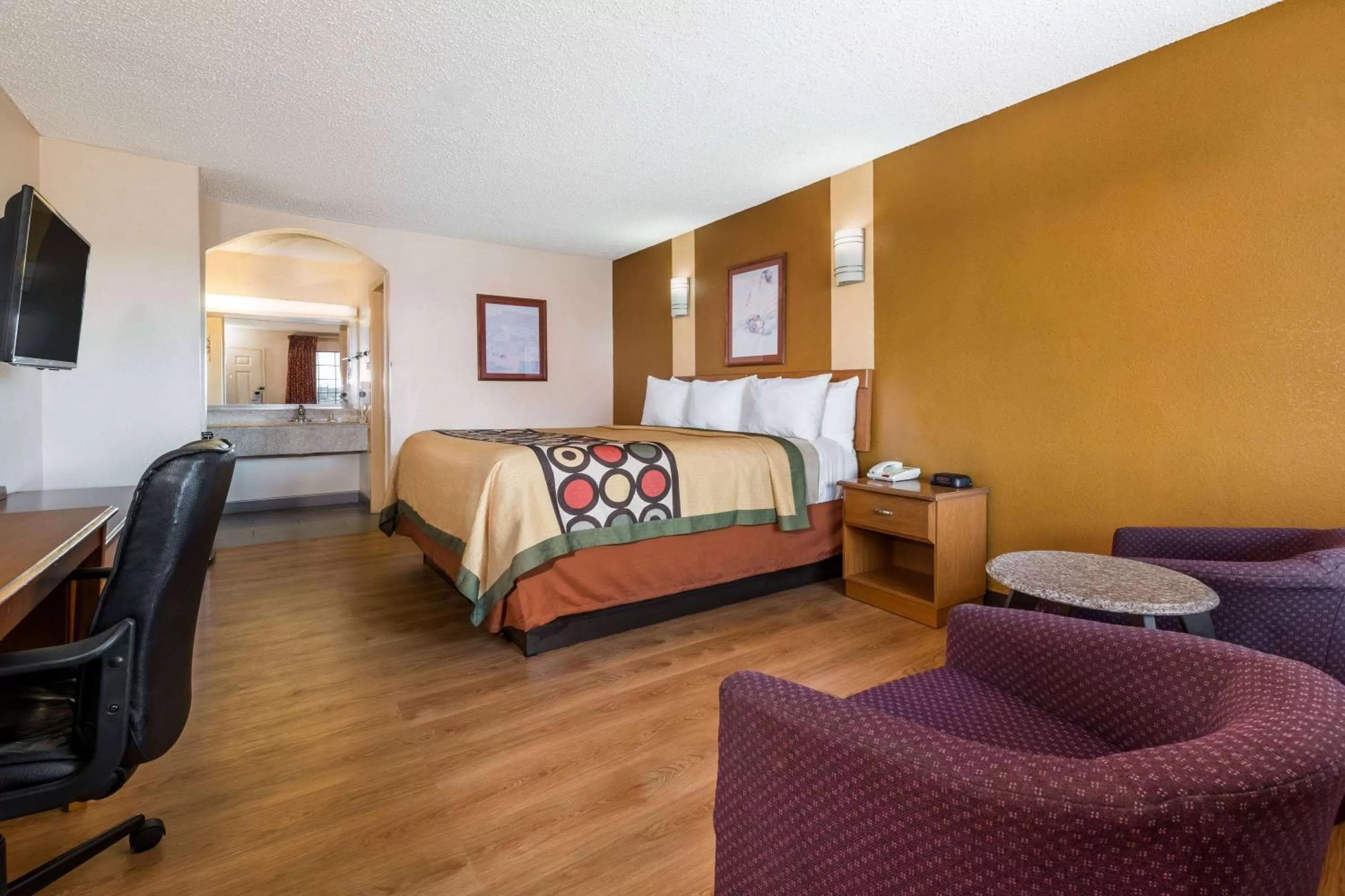 Photo of the whole room, Bed in Super 8 by Wyndham Waco/Mall area TX
