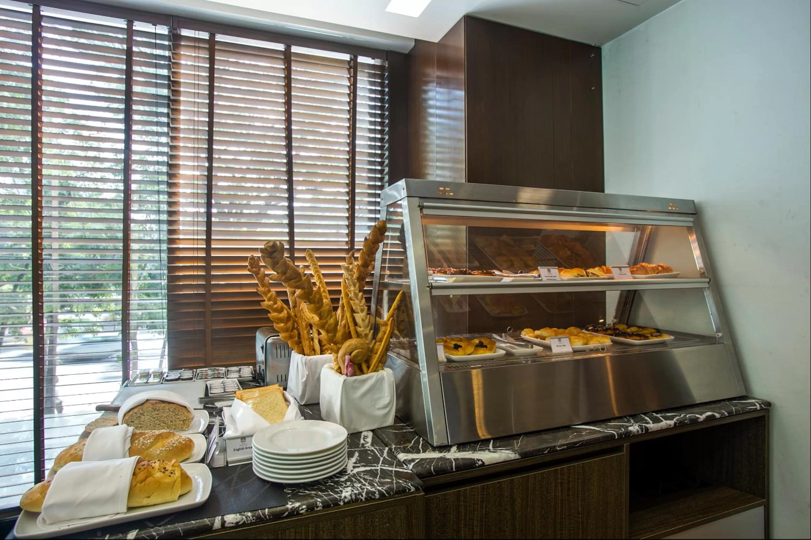 Restaurant/places to eat in Best Western Plus Maple Leaf