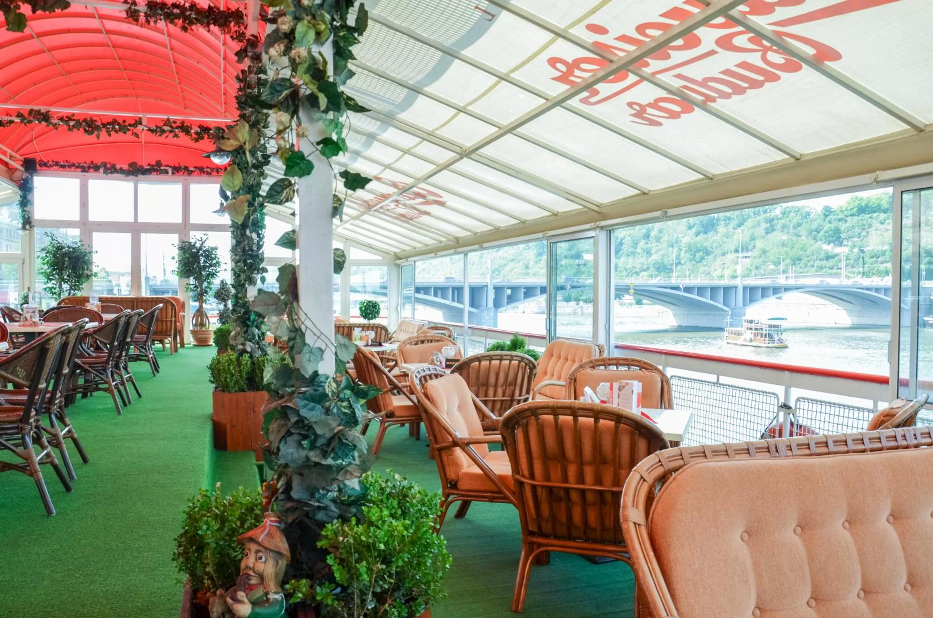 Restaurant/places to eat in Botel Albatros