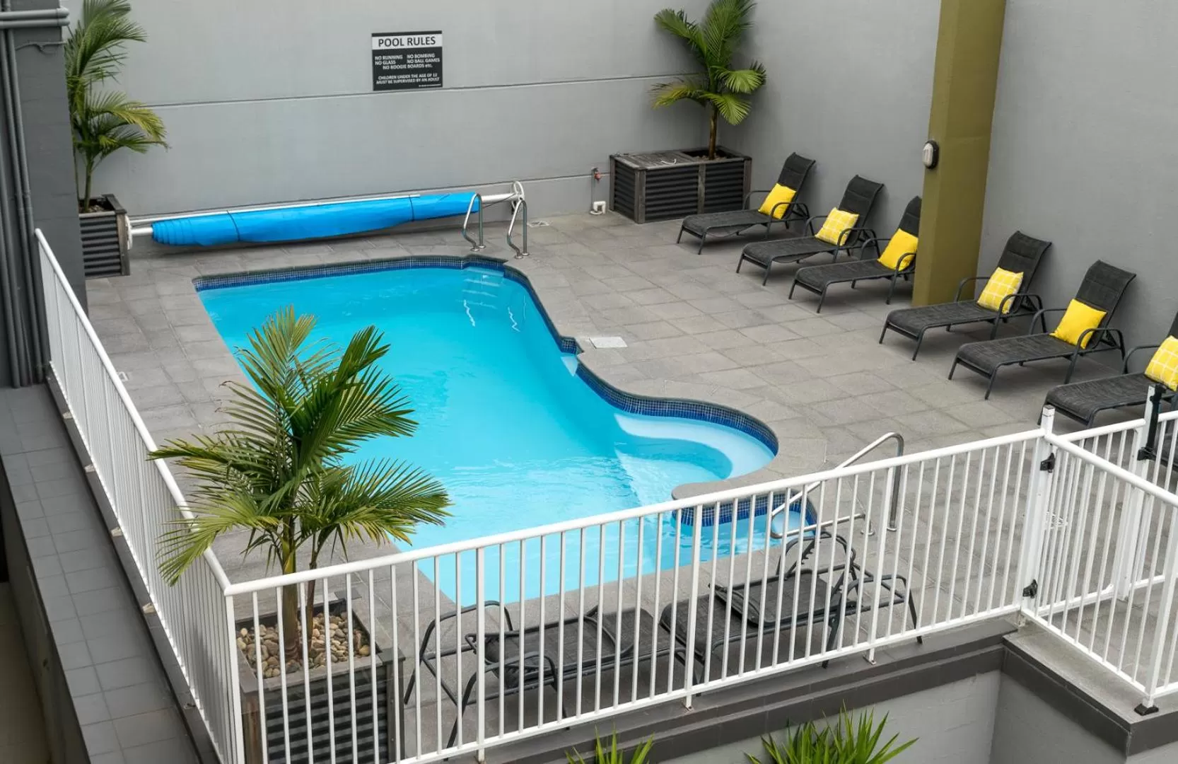 Swimming pool in Albacore Apartments