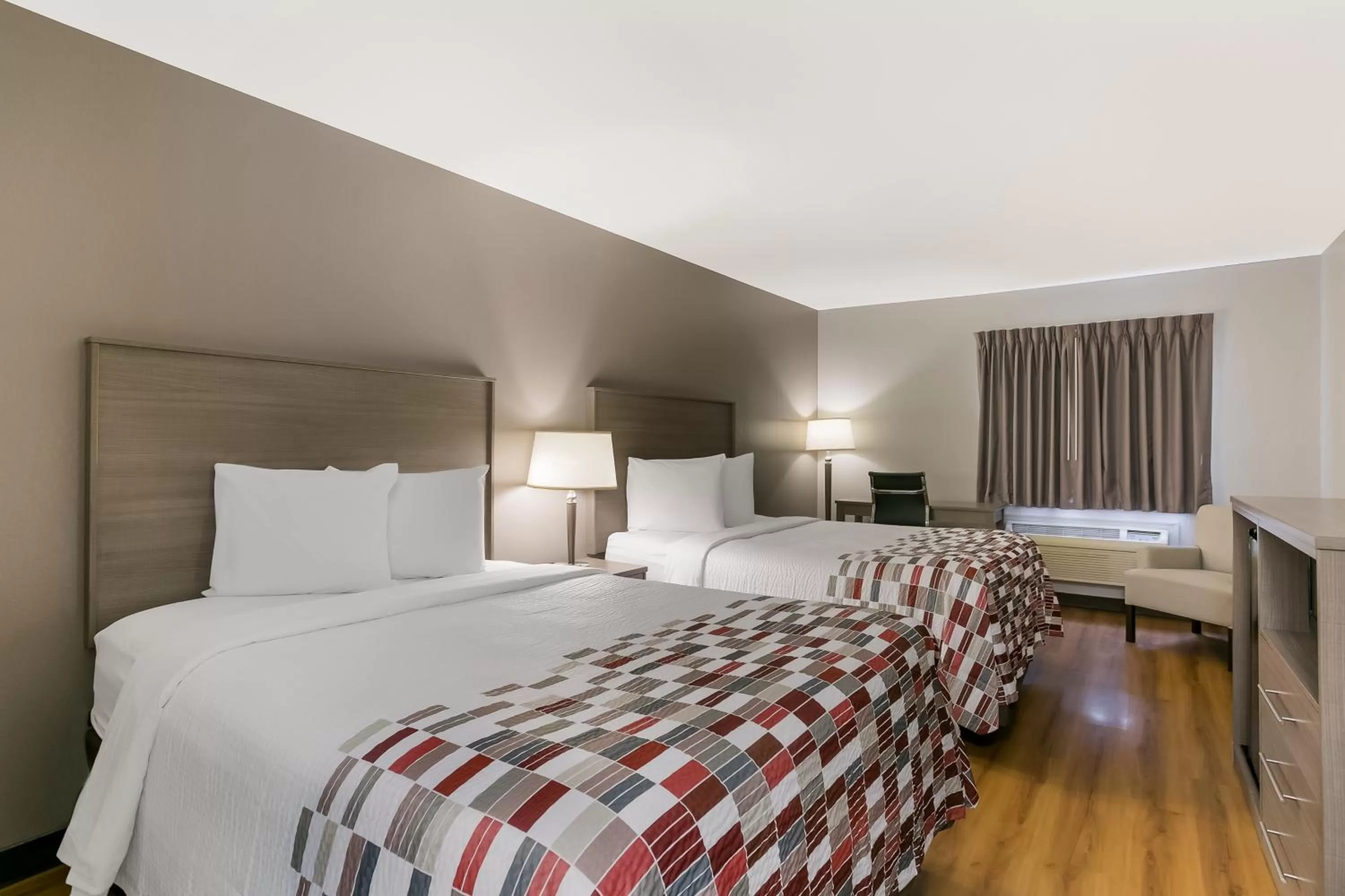 Bedroom, Bed in Red Roof Inn Denver