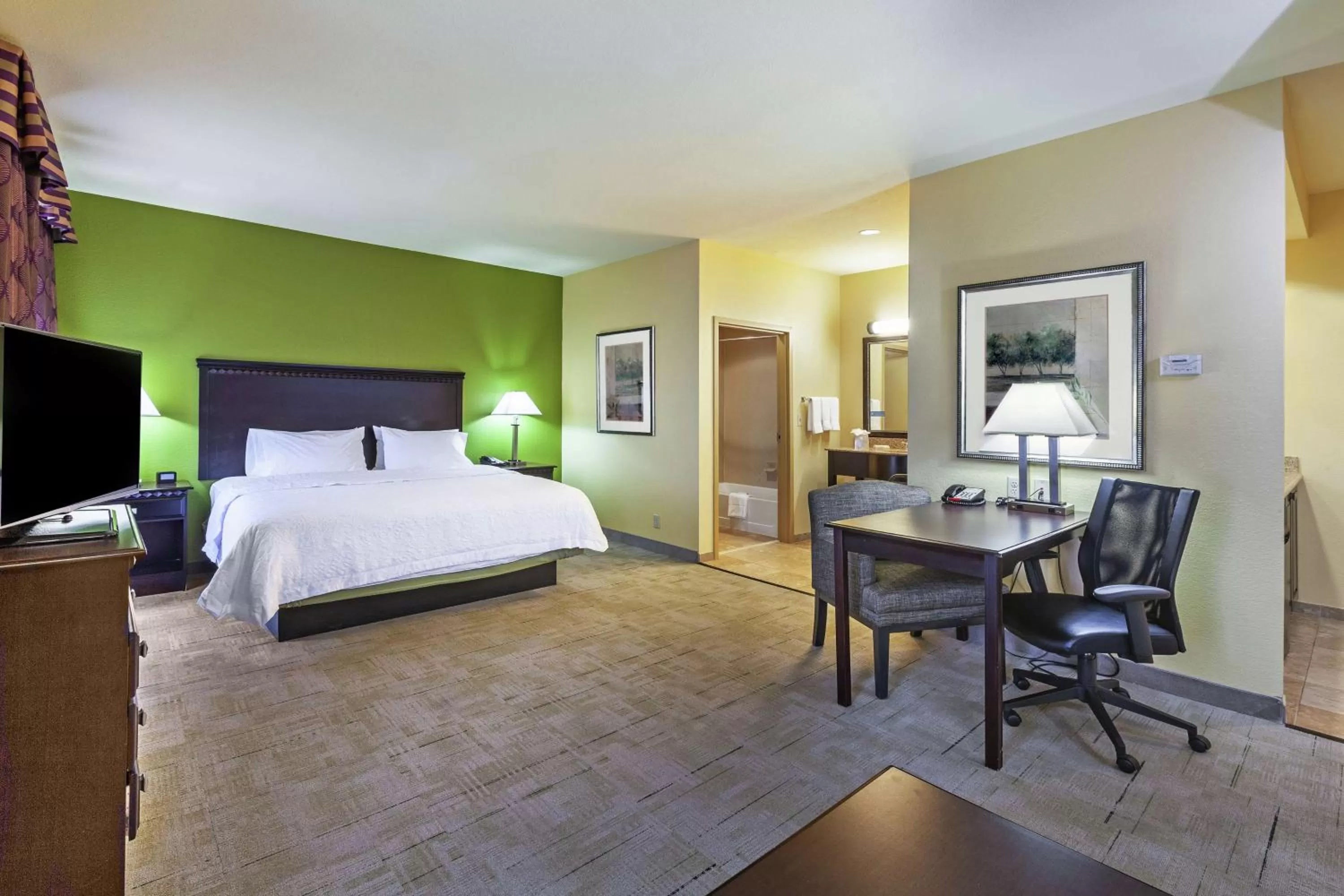 Bedroom, Bed in Hampton Inn & Suites Owasso
