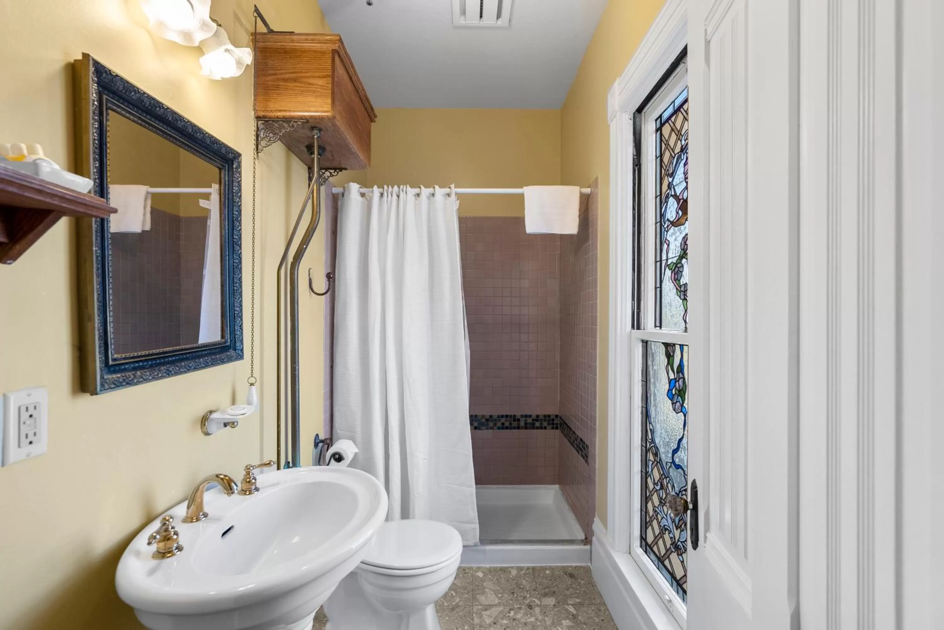 Bathroom in Hennessey House Bed and Breakfast