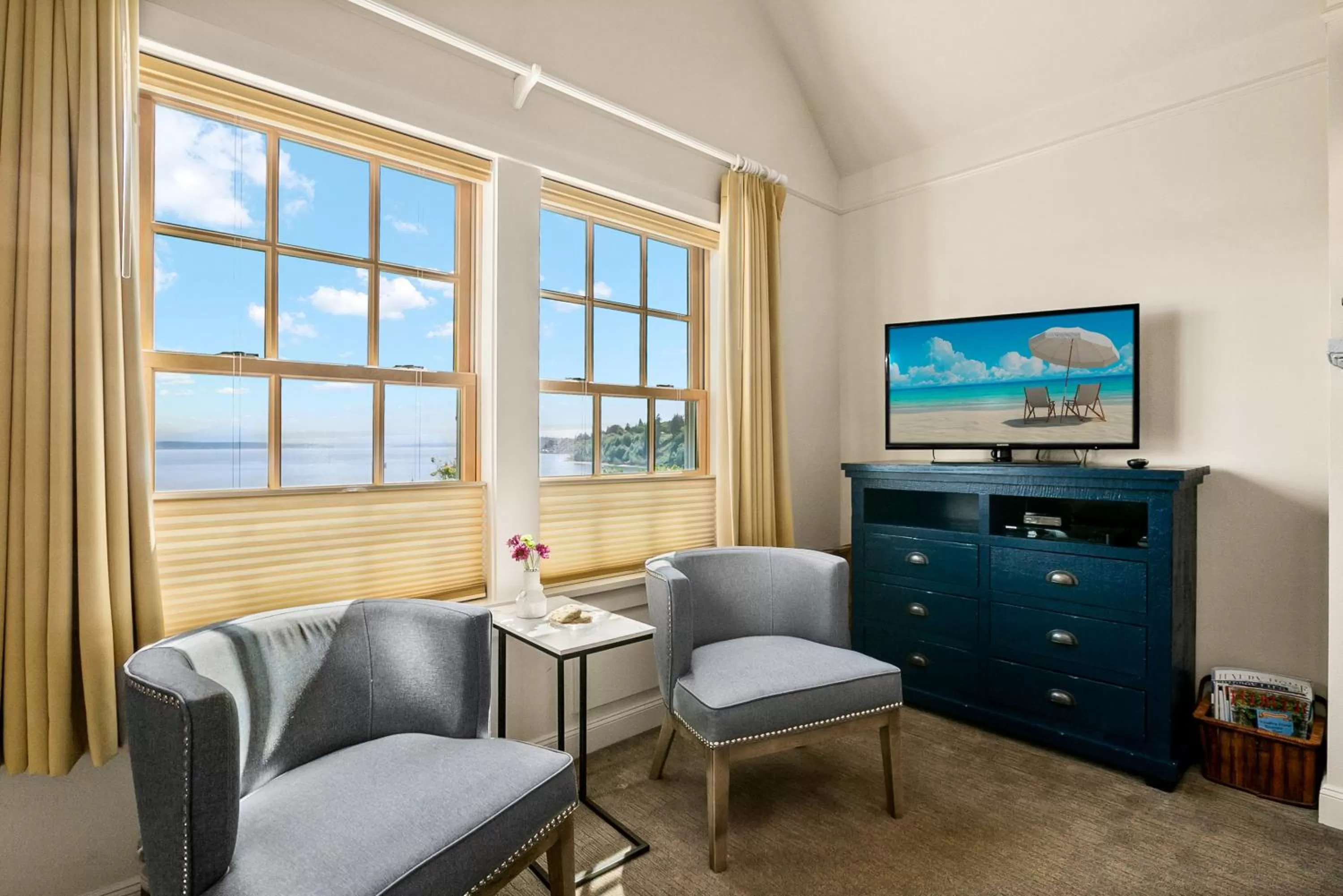 Seating area in Saratoga Inn