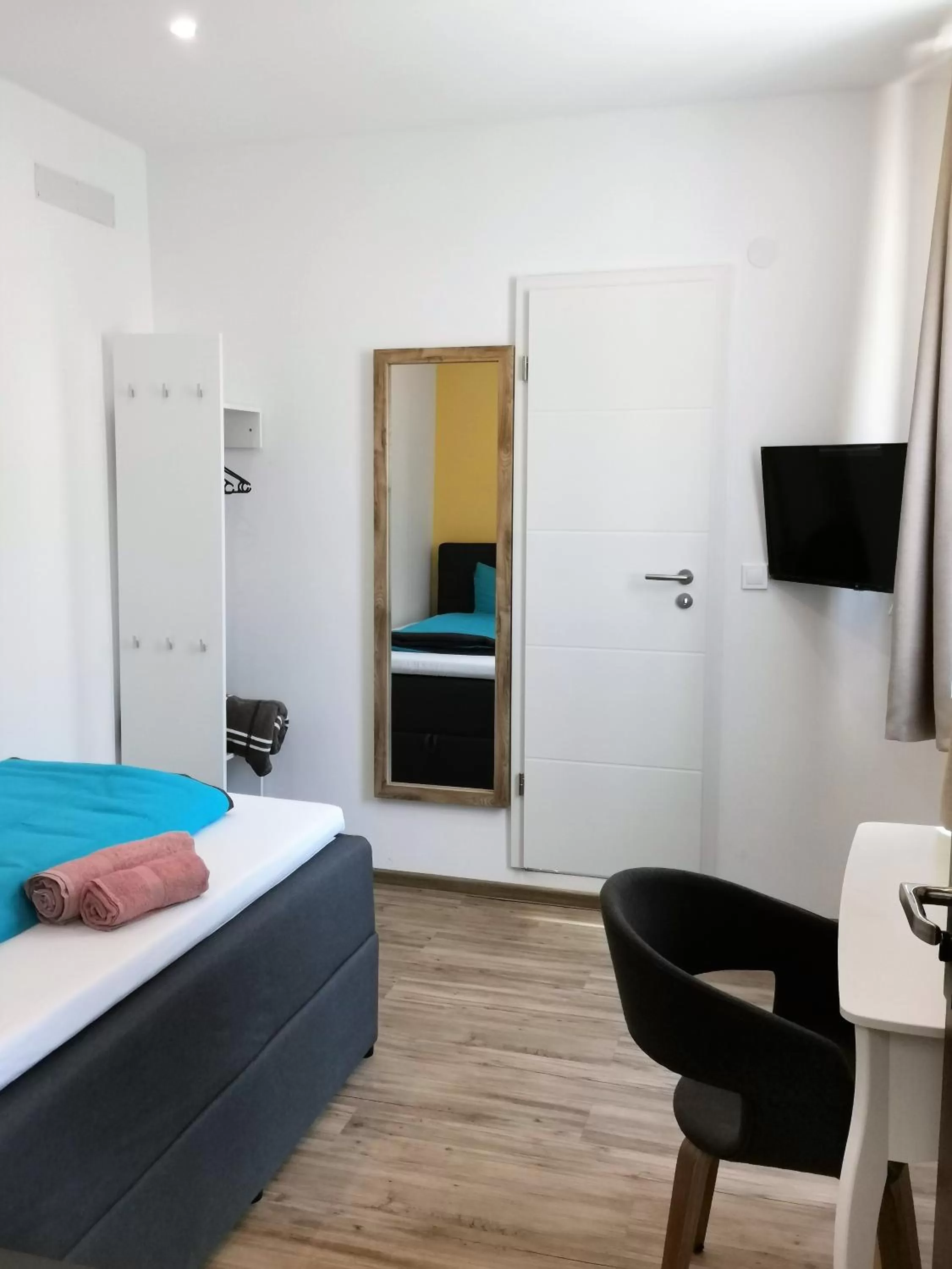 Photo of the whole room, Bed in Hotel Grüner Baum - Melissone Italian Restaurant