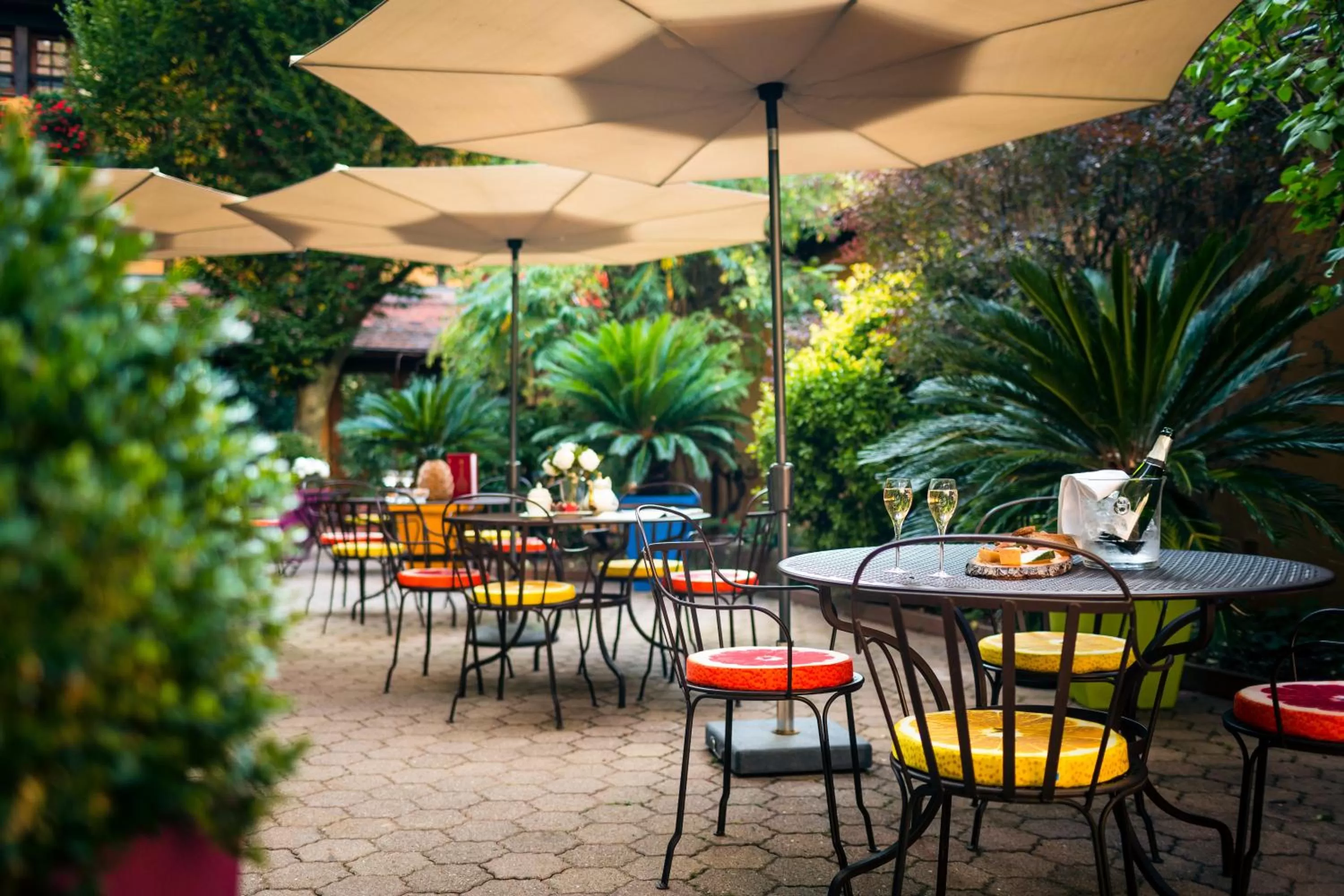 Patio in Hôtel des Deux Clefs