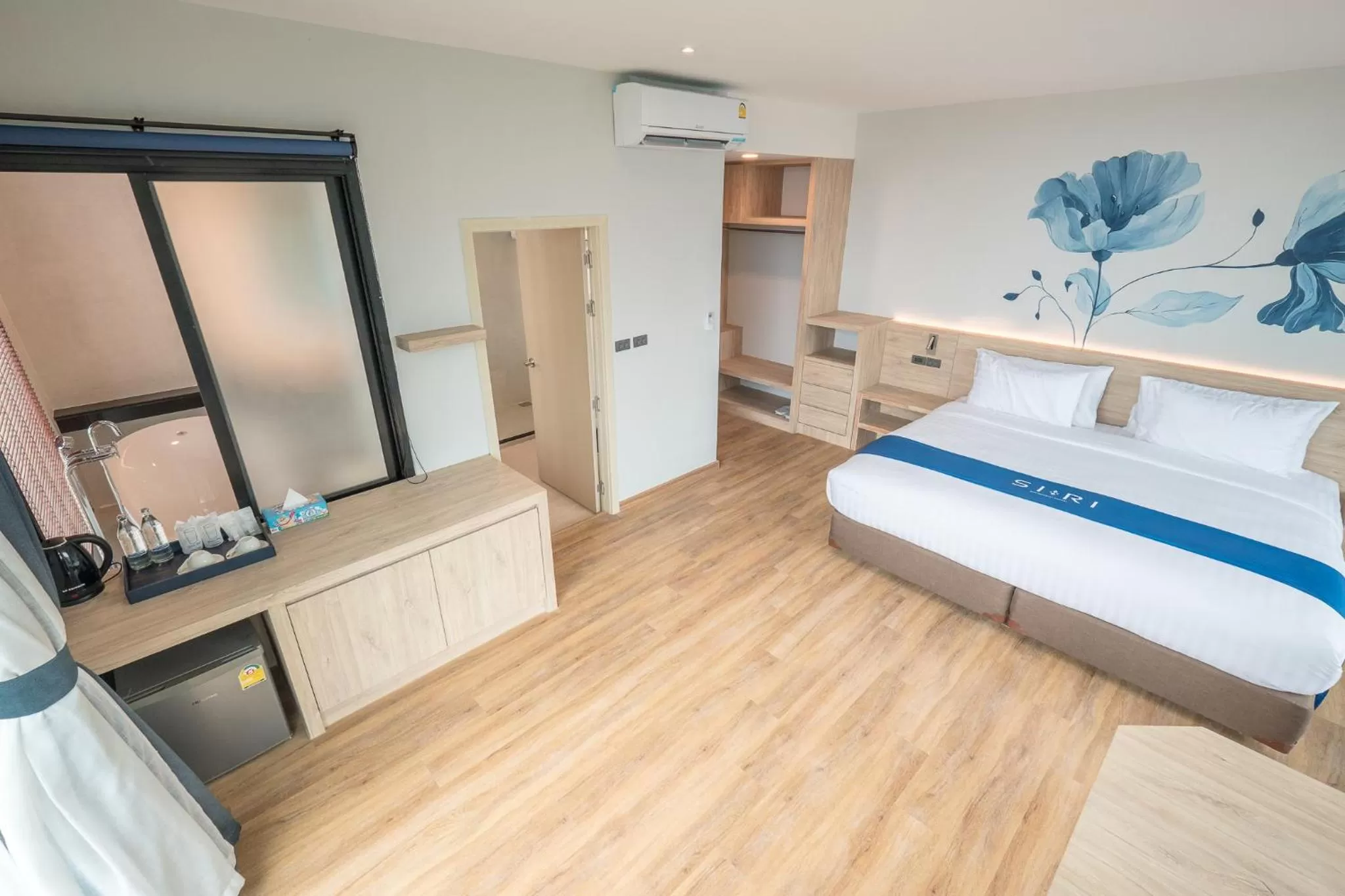 Bedroom, Bed in Siri regent Hotel