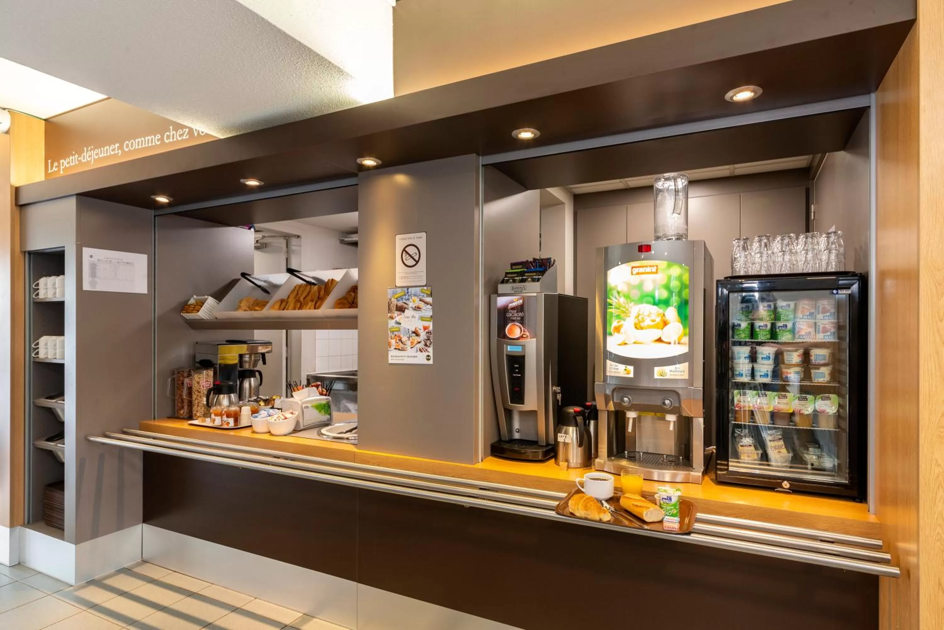 Buffet breakfast in B&B HOTEL Angers 1 Beaucouzé