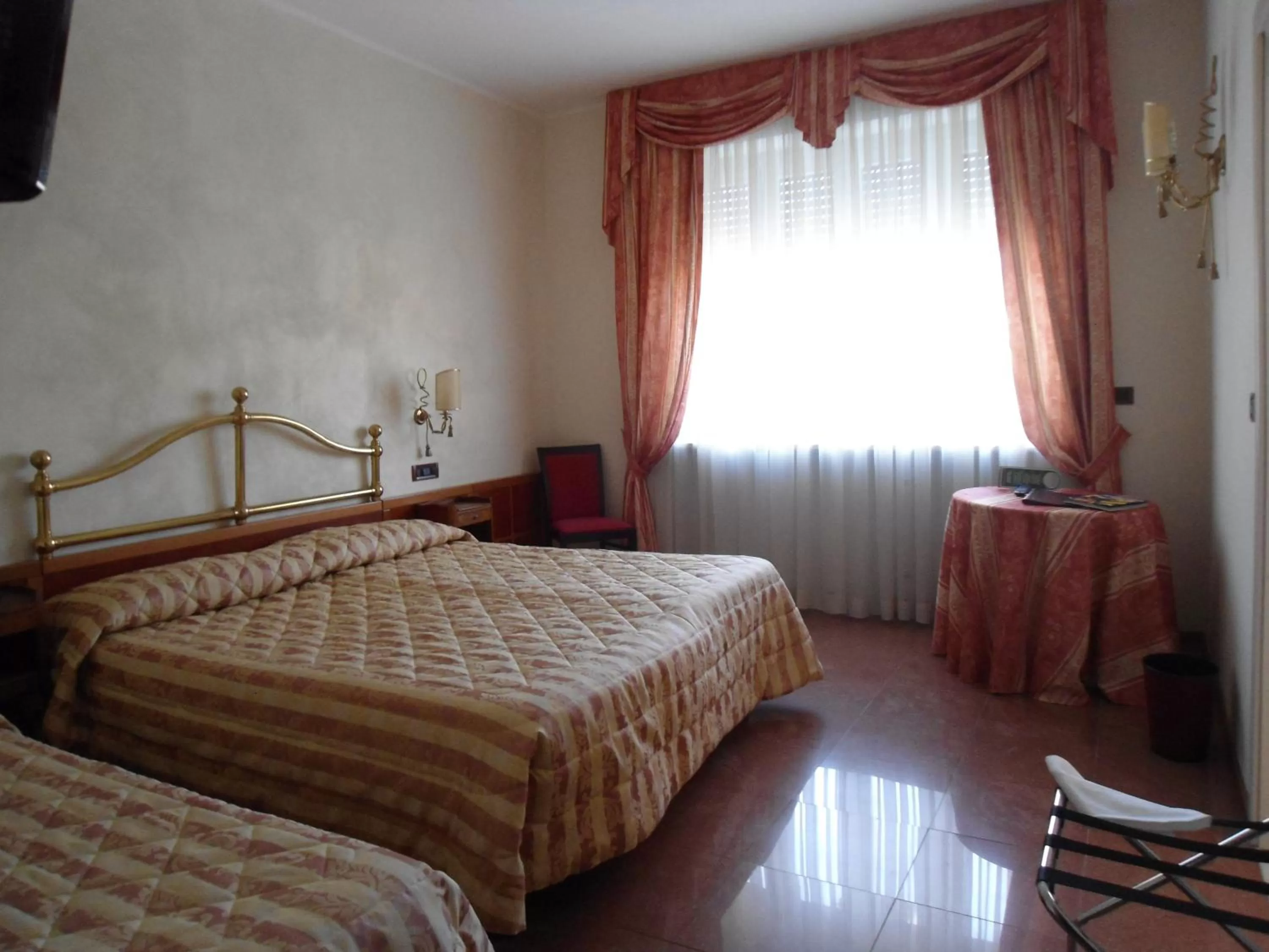 Photo of the whole room, Bed in Hotel Continental