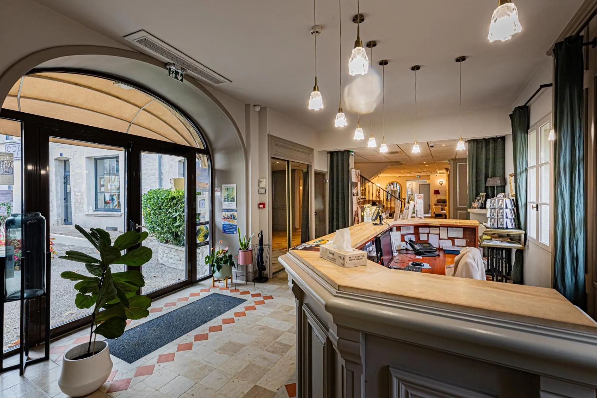 Lobby or reception, Bed in Logis Hostellerie des Clos et restaurant Bistrot des grands crus et Maison de la tour Chablis