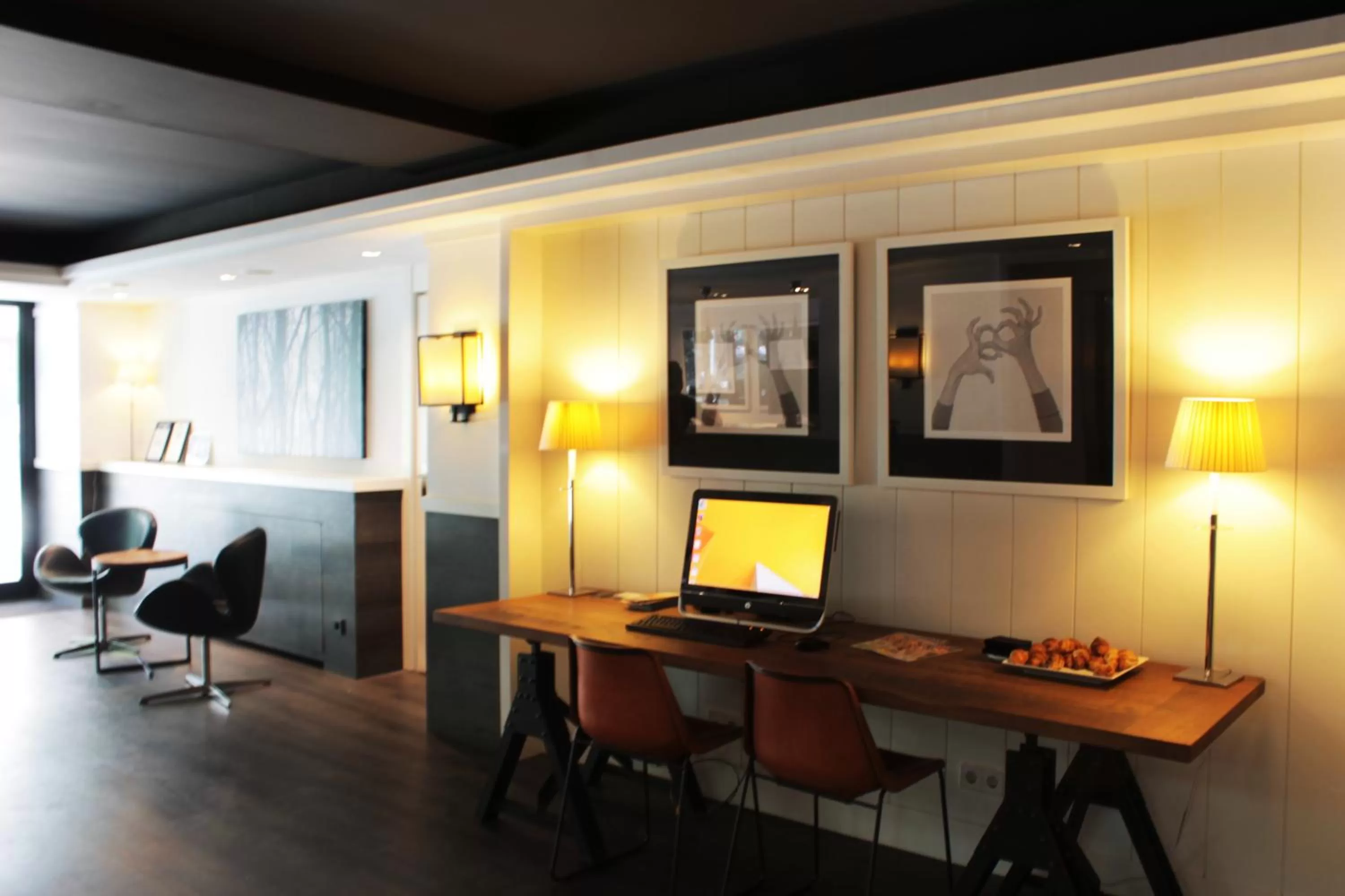 Business facilities in Paral·lel