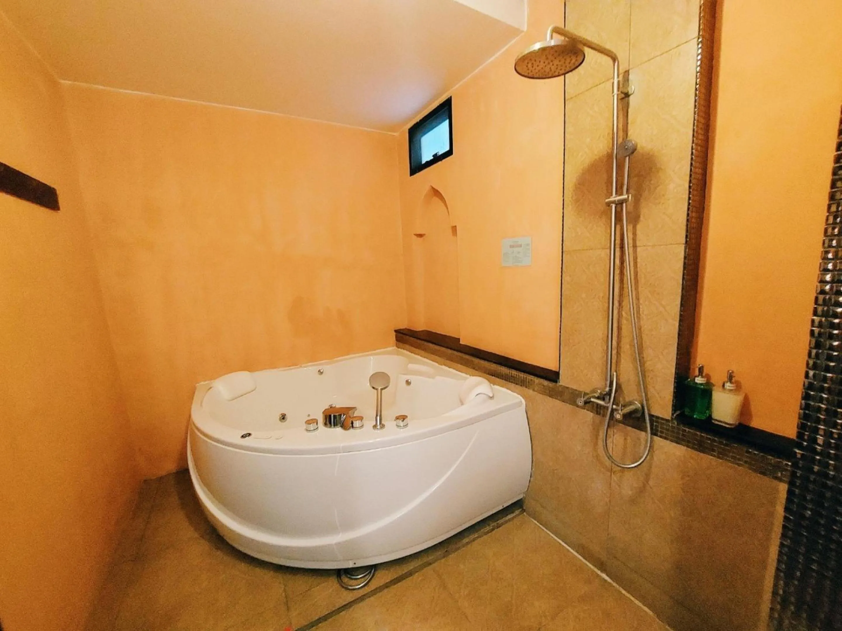 Shower in Retro Box Hotel Chumphon