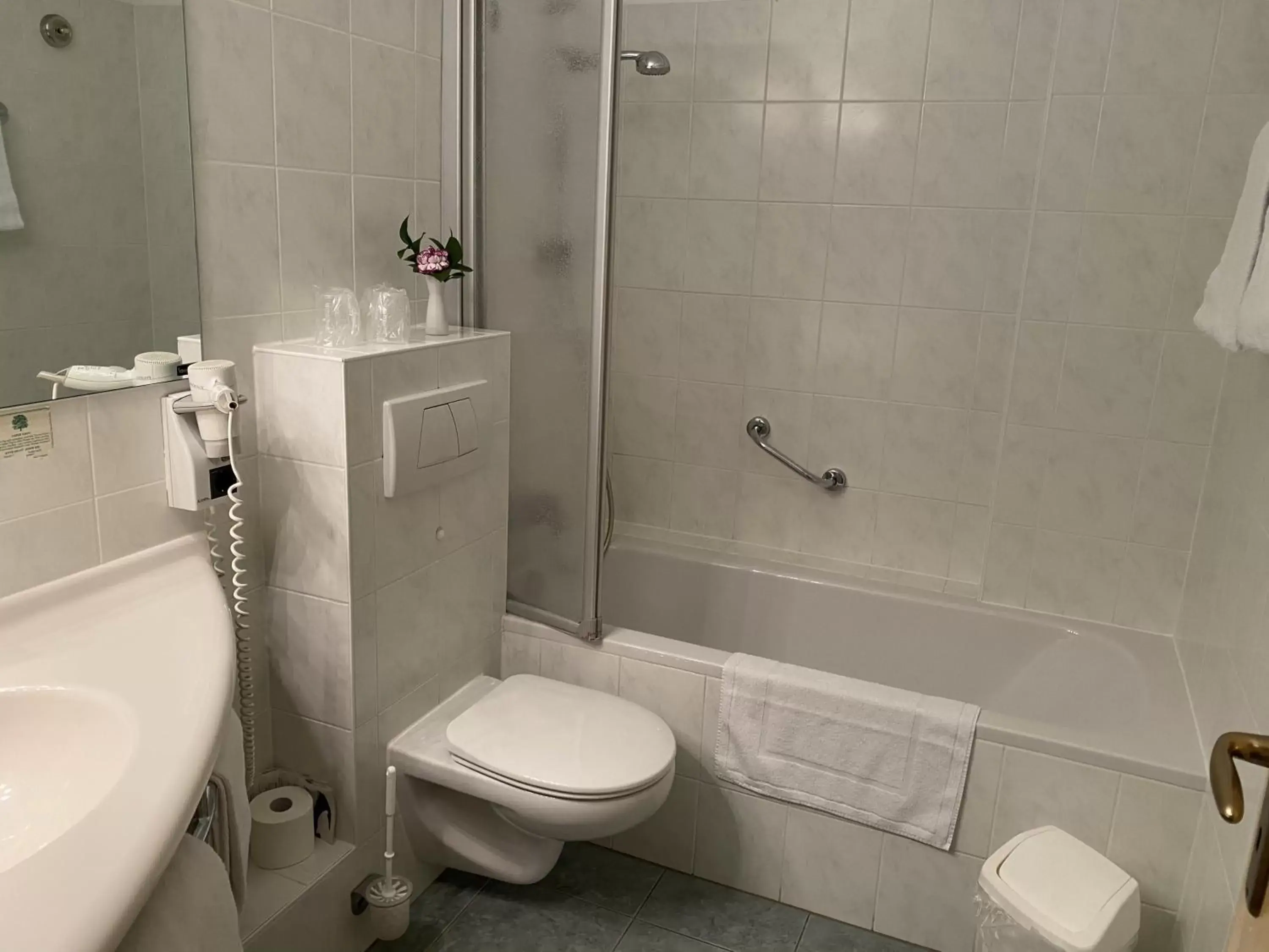 Quadruple Room with Bath in Hotel Lugsteinhof Quadruple Room with Bath in Hotel Lugsteinhof