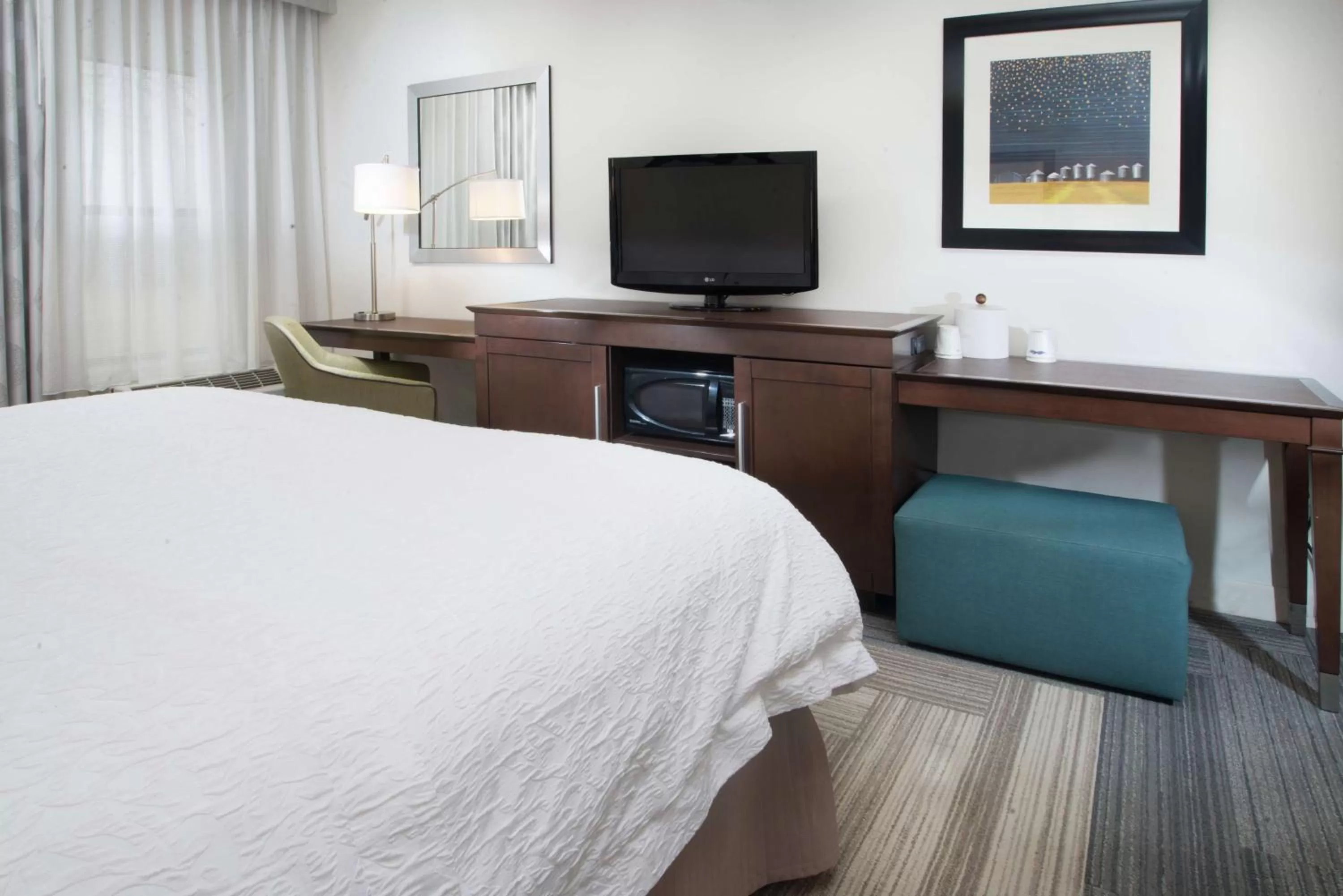 Bedroom, Bed in Hampton Inn Tiffin