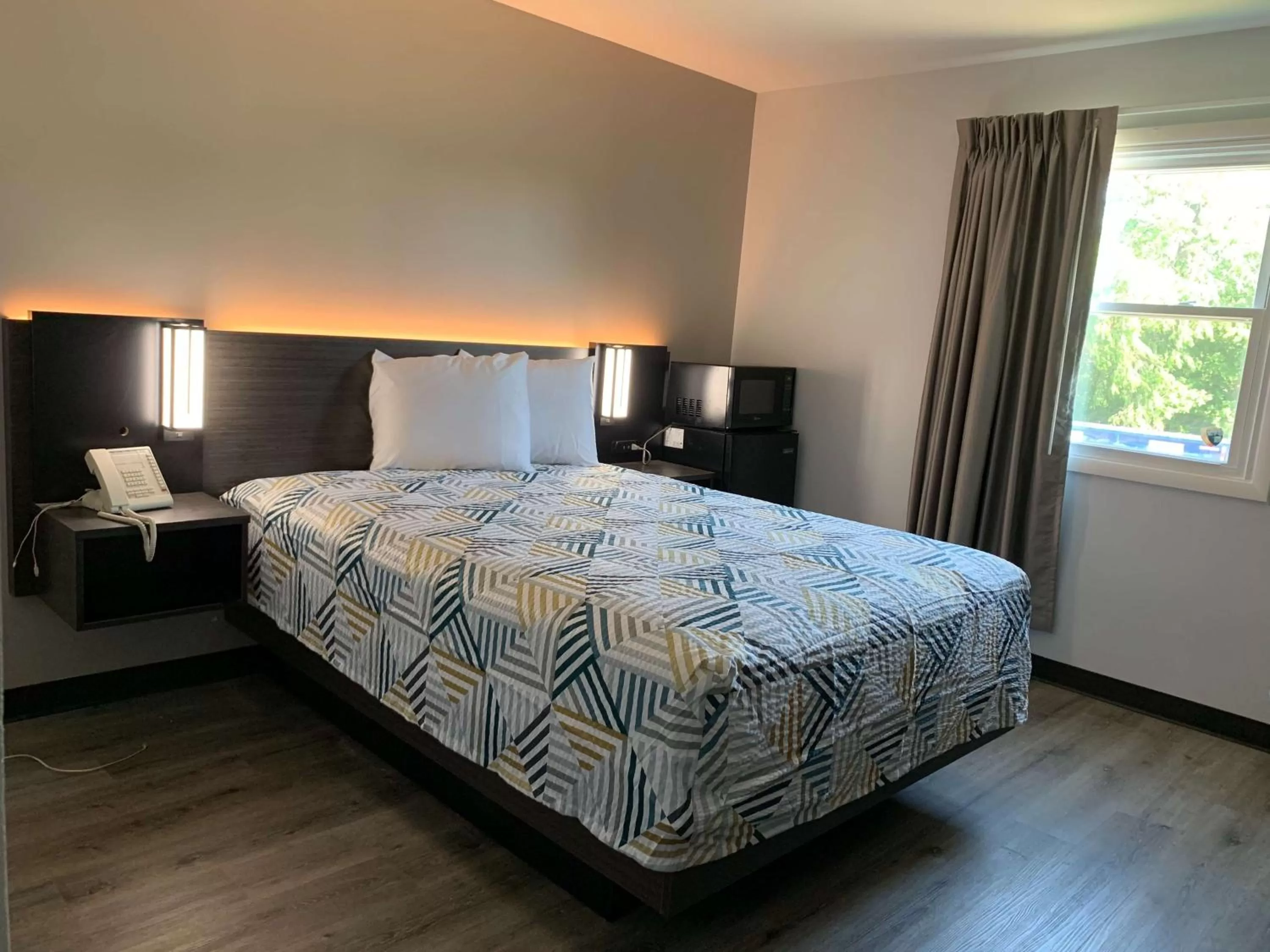 Photo of the whole room, Bed in Studio 6 Rockford