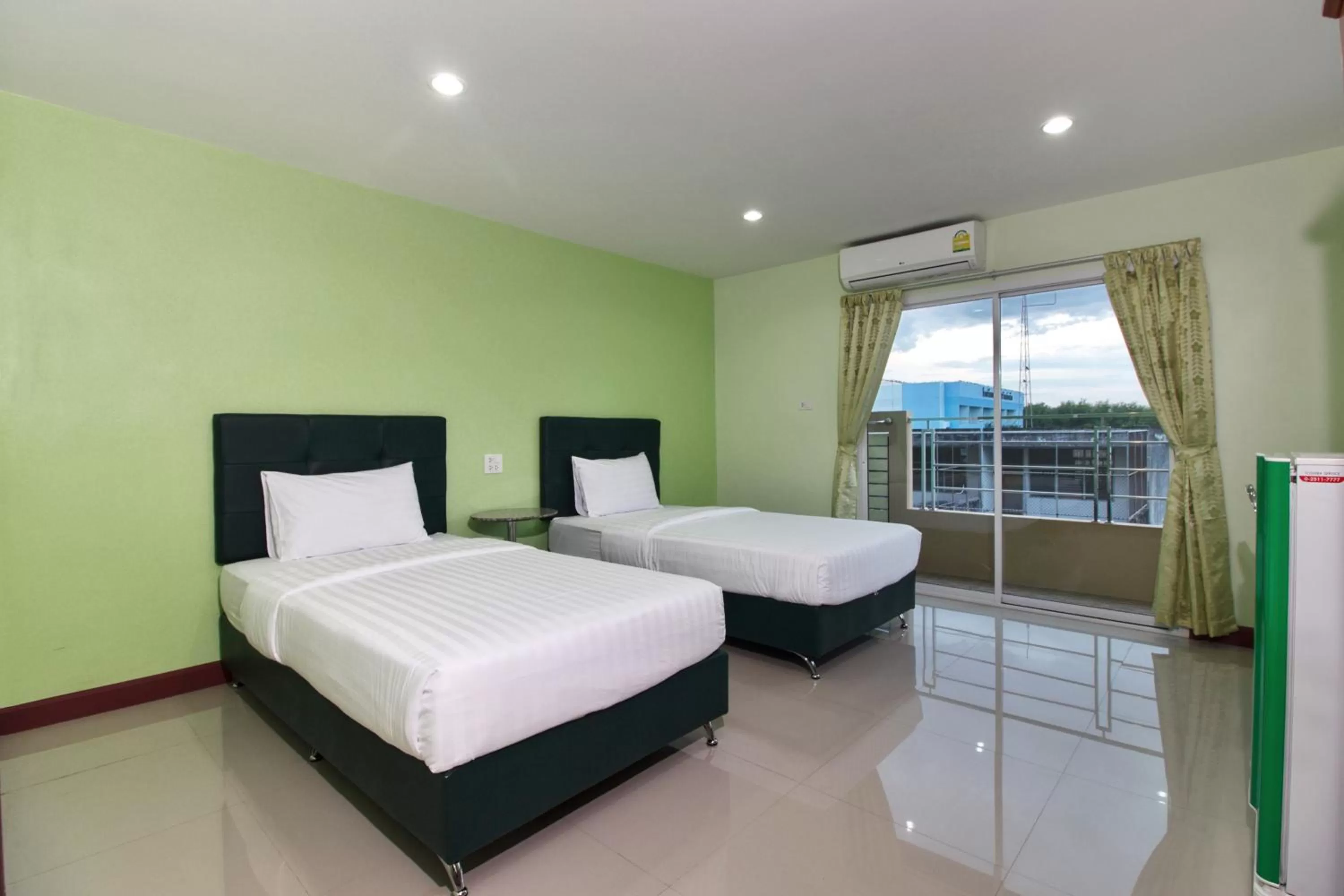 Photo of the whole room in Jaroonsak Grand