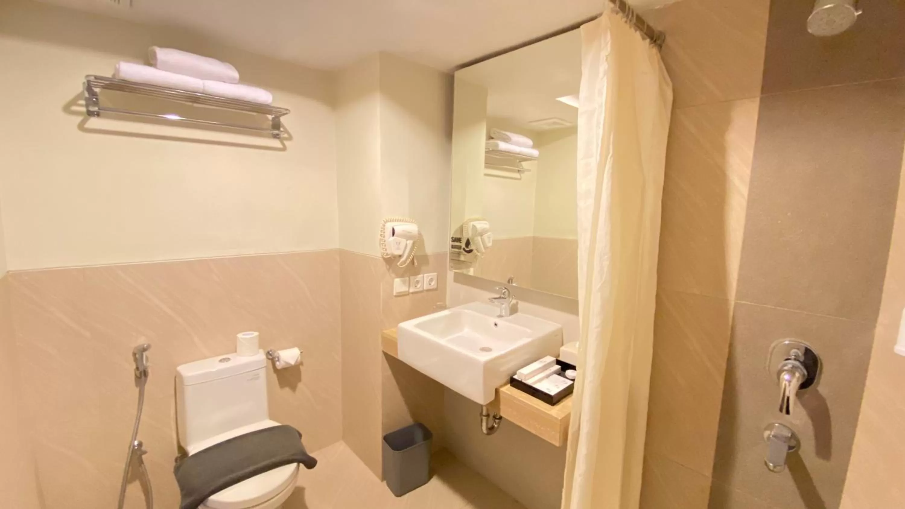 Shower in Swiss-Belcourt Bogor