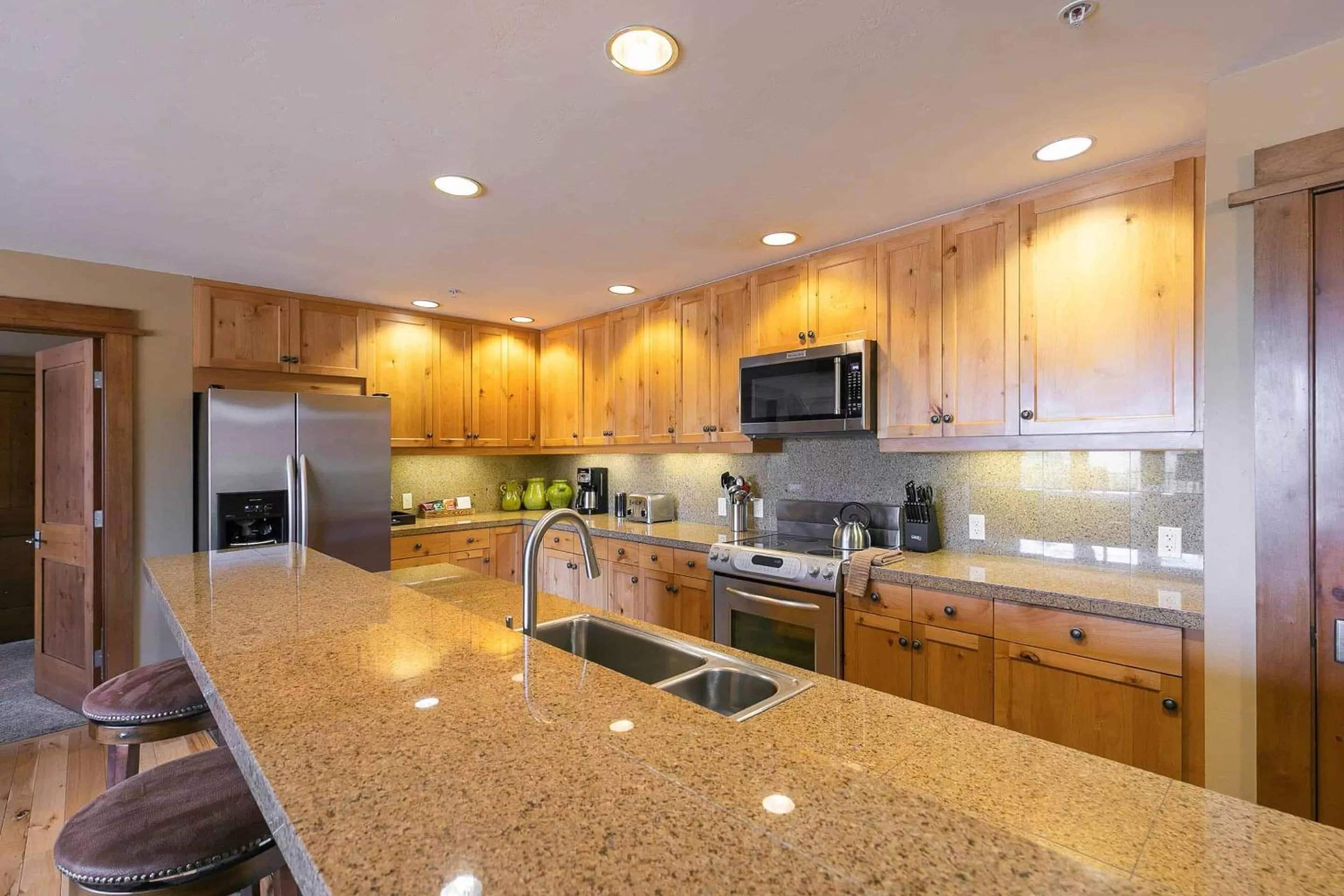 Kitchen/Kitchenette in East West Hospitality at Tahoe