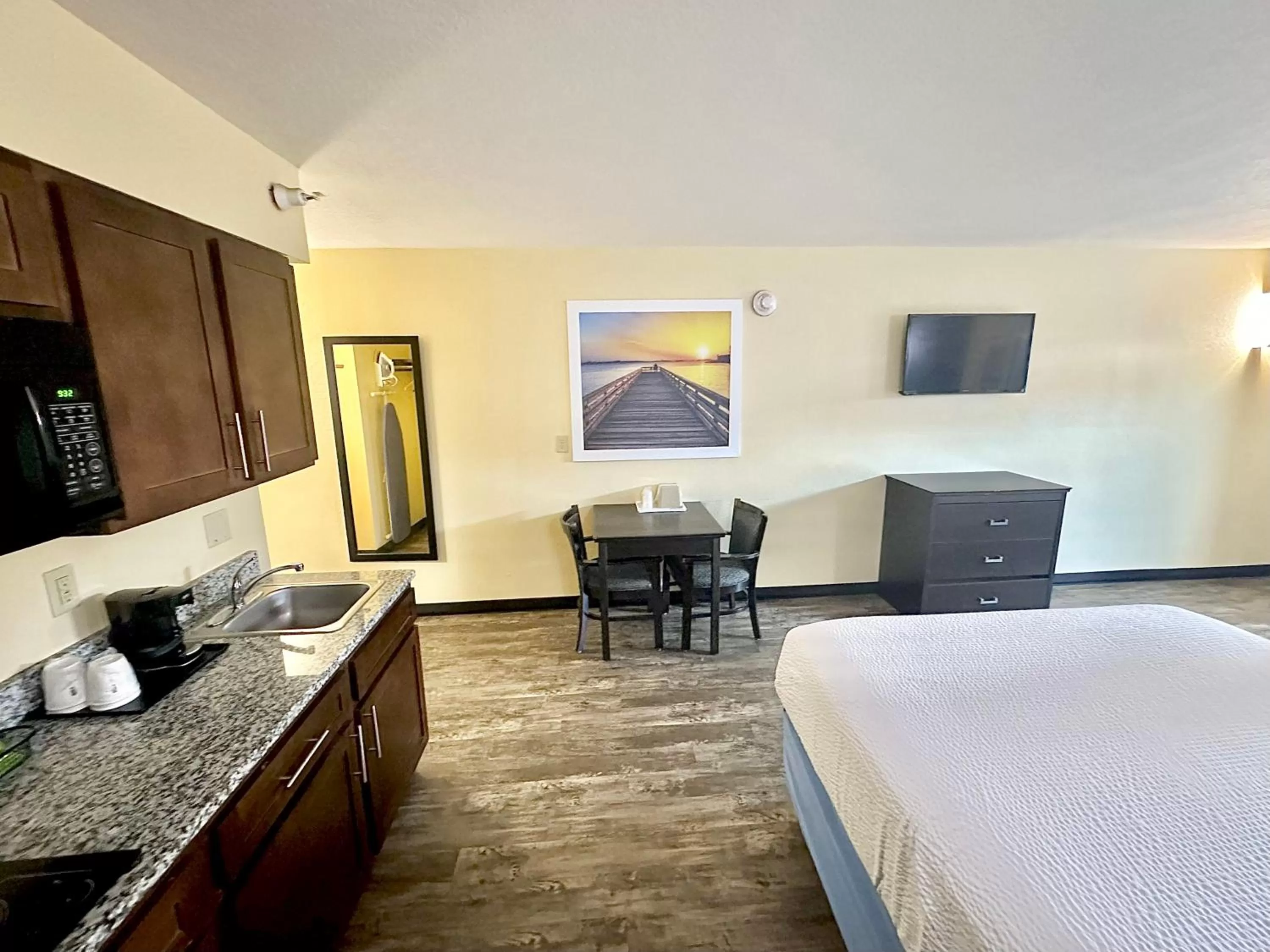 Photo of the whole room, Bed in Days Inn by Wyndham New Orleans Pontchartrain