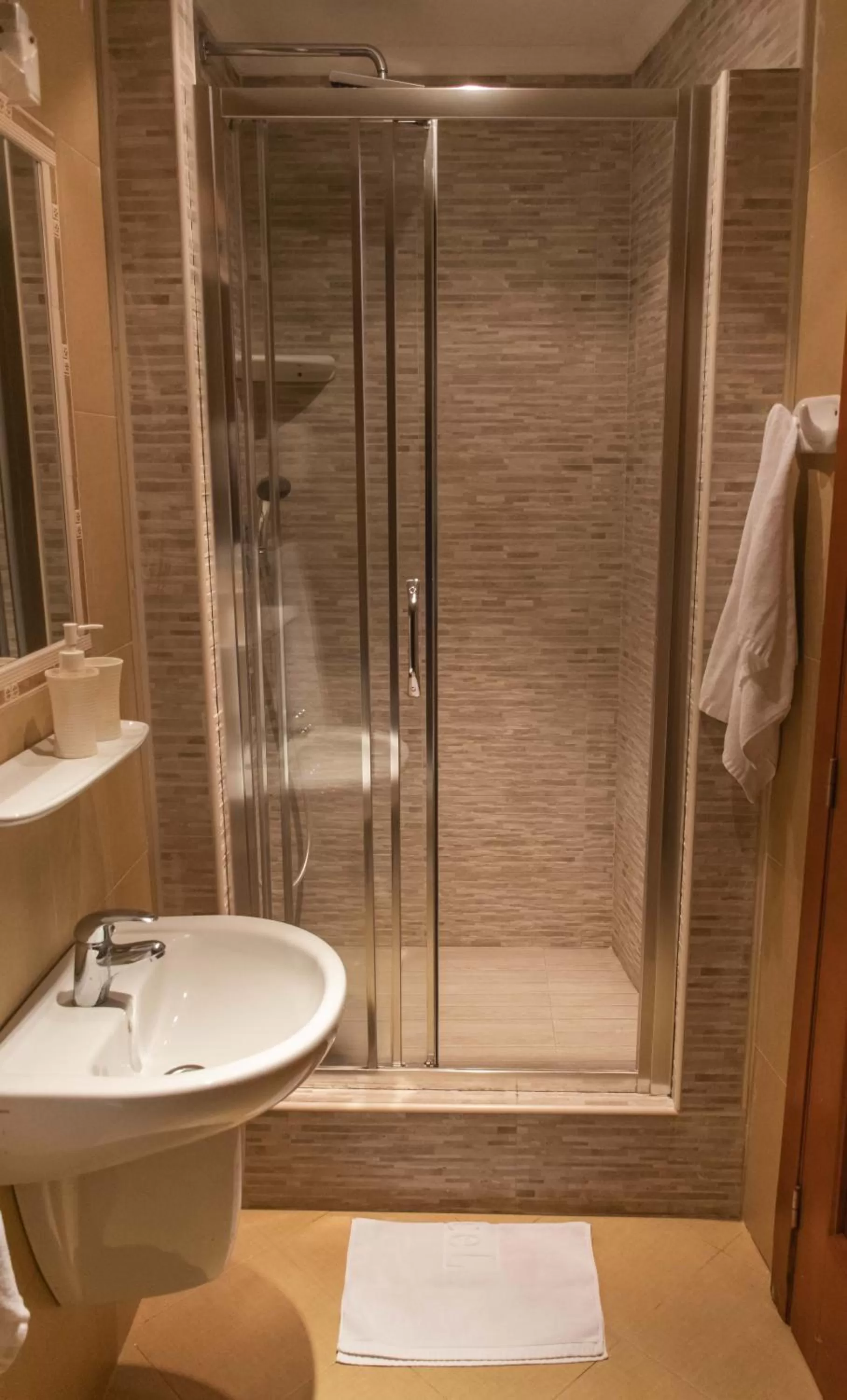 Bathroom in Mali Hotel Porat