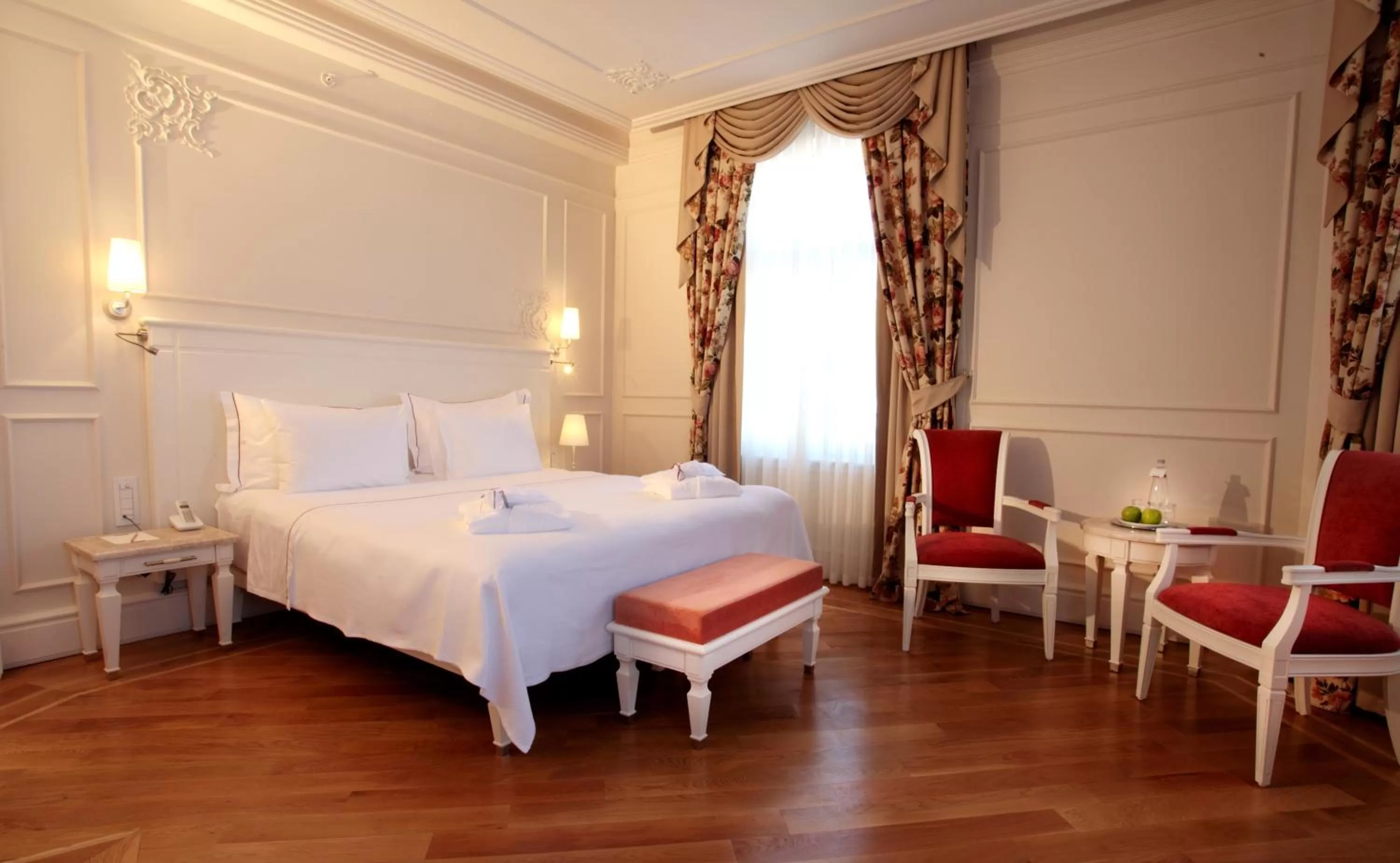 Bed in Corinne Art & Boutique Hotel