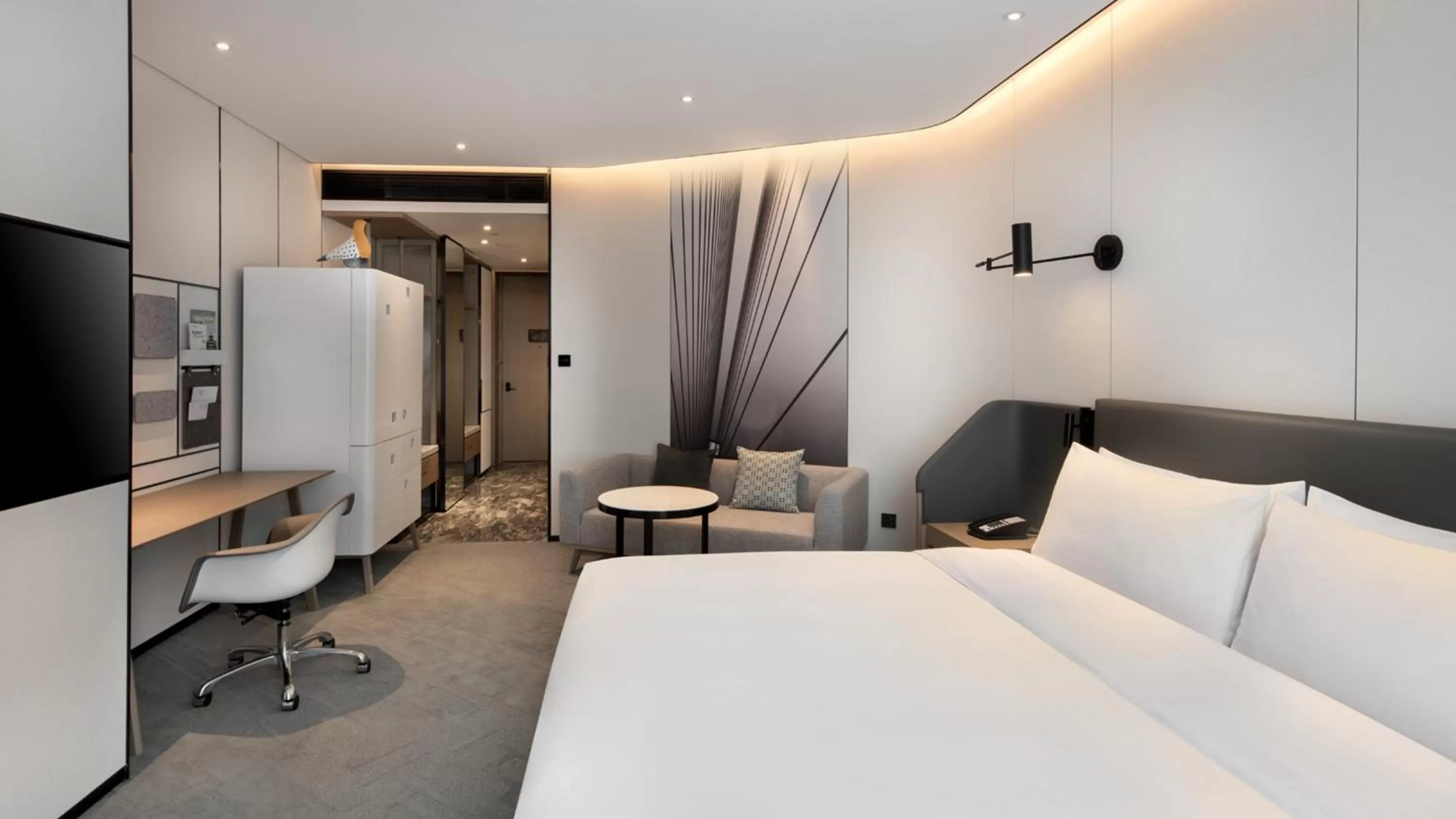 Photo of the whole room, Bed in Crowne Plaza Quanzhou Riverview by IHG