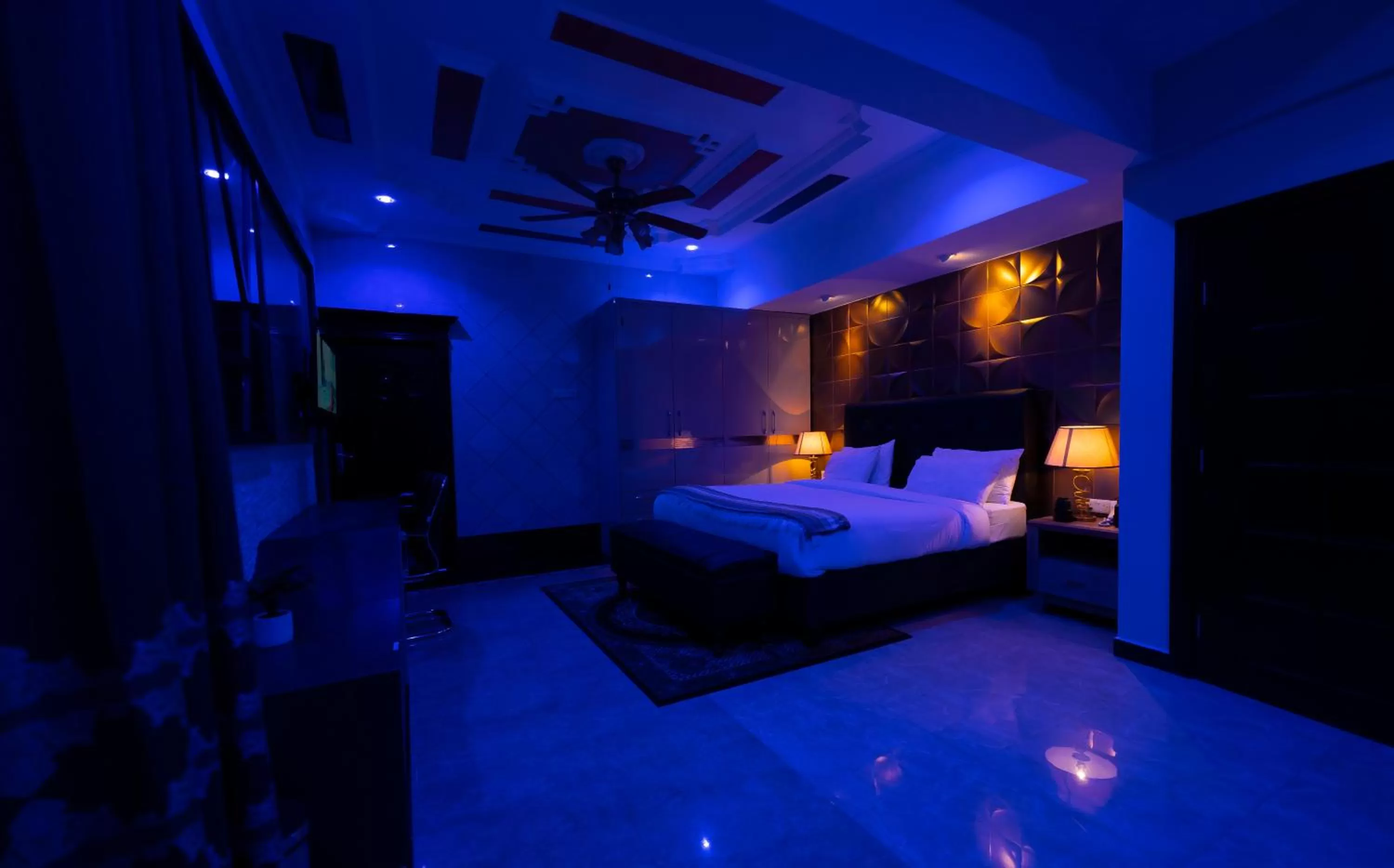 Photo of the whole room, Bed in Lantana Hotel