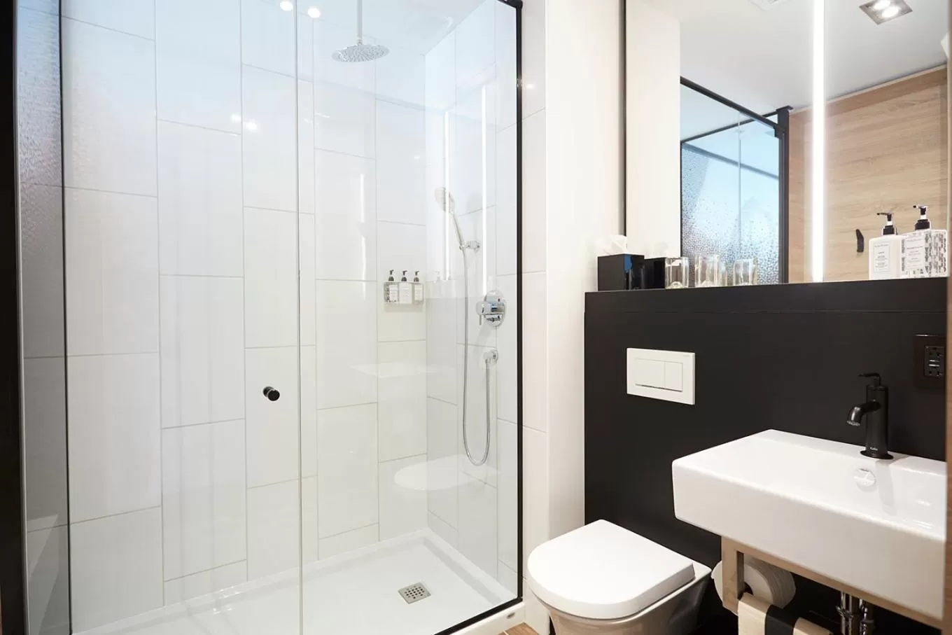 Shower in Hôtel Escad Quartier DIX30