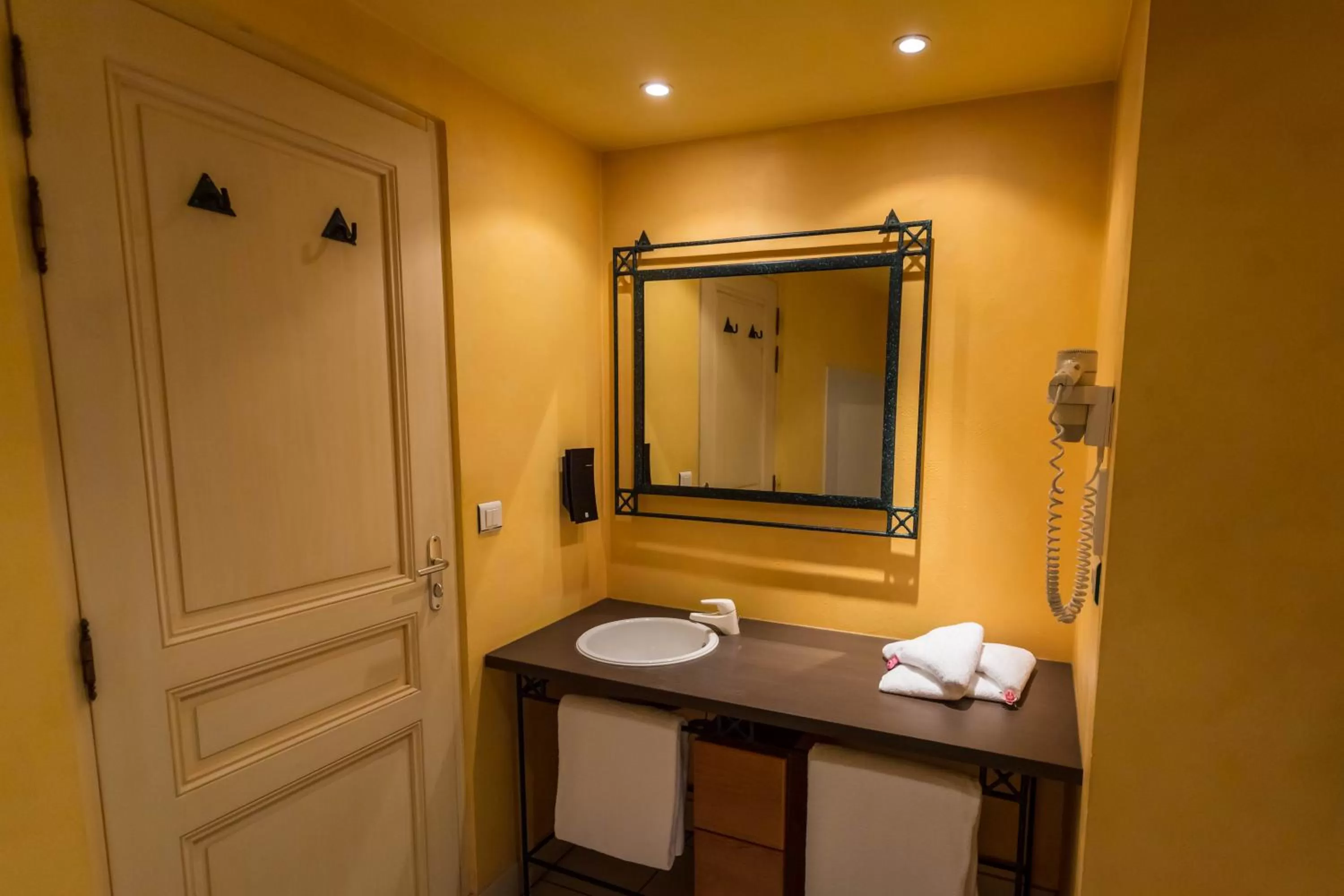 Bathroom in CÔTE GARONNE le BALCON DES DAMES -hôtel et restaurant- Tonneins Fauillet Marmande - vue panoramique bord de Garonne chambres climatisées