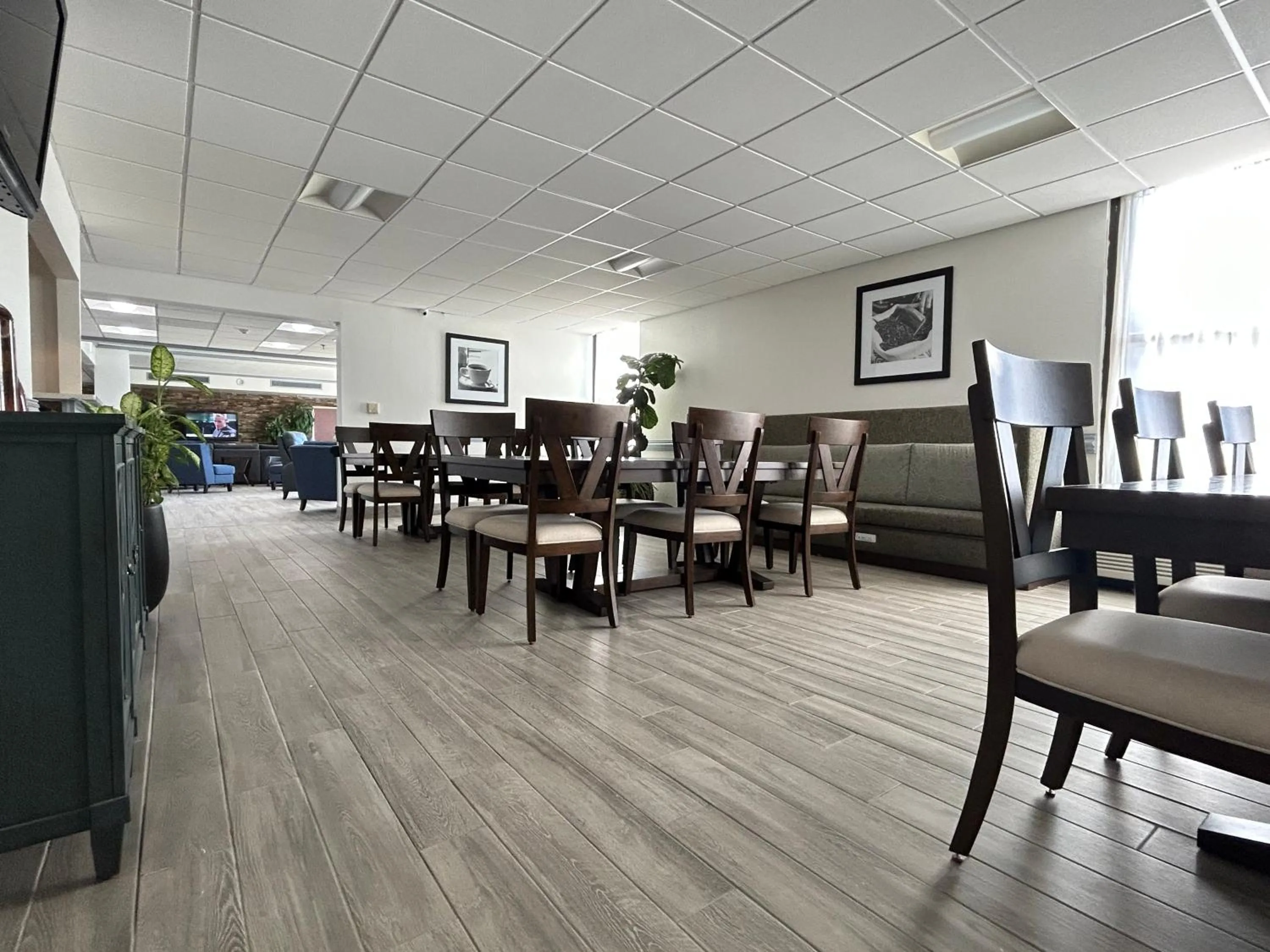Seating area in Clarion Inn & Suites Grand Rapids Airport