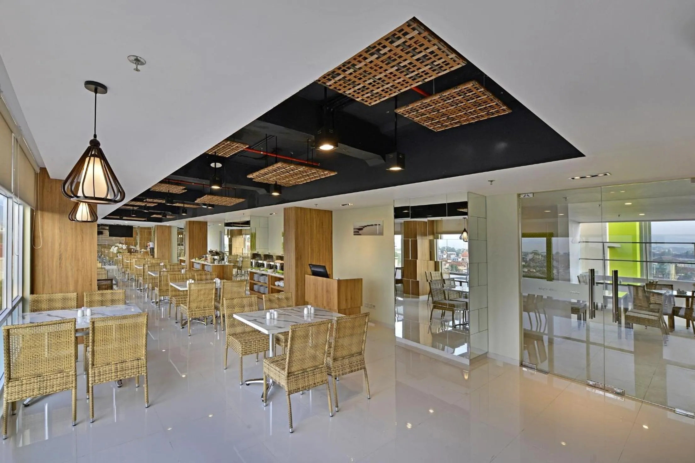 Restaurant/places to eat in Whiz Prime Hotel Basuki Rahmat Malang