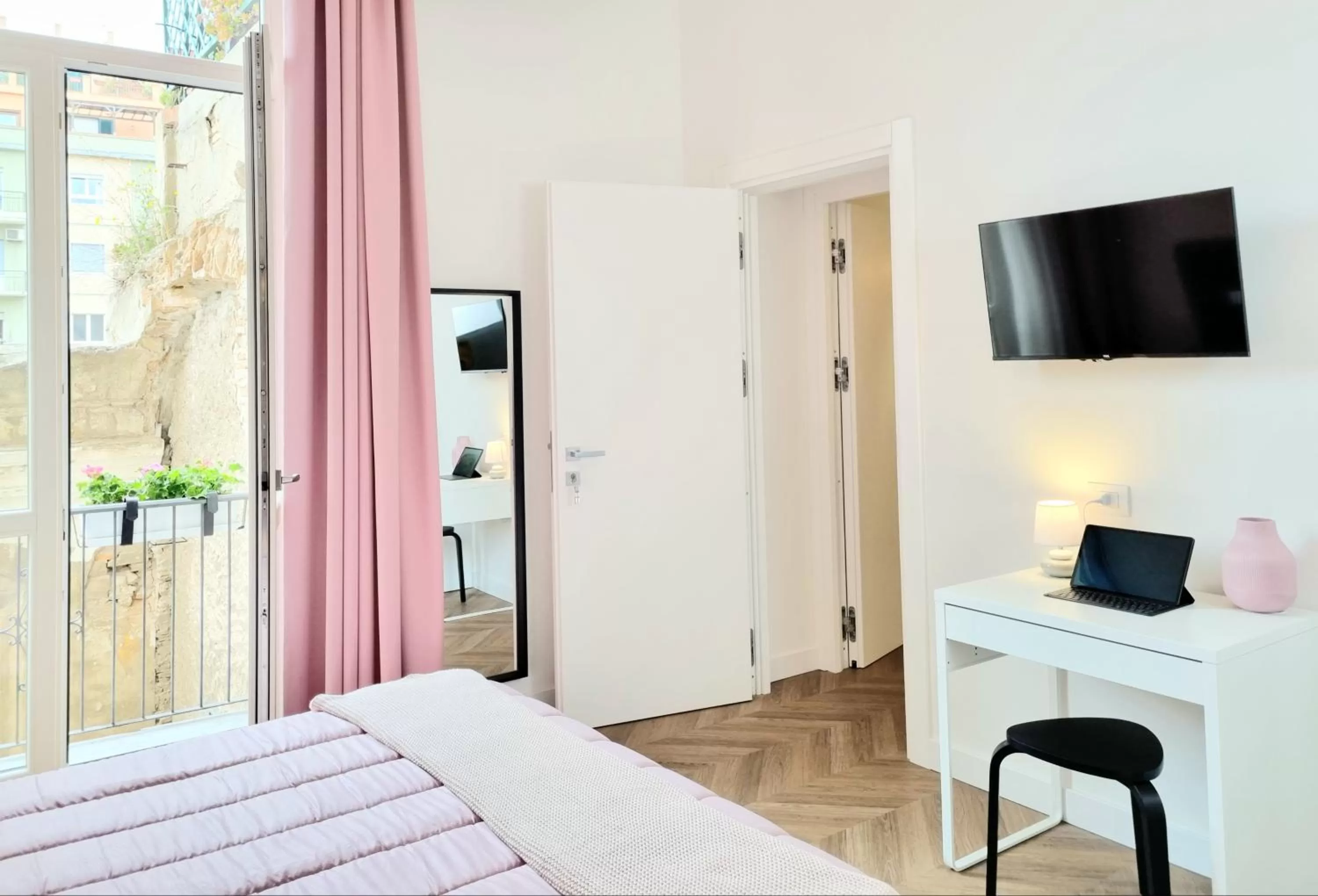 TV and multimedia, Bed in Glamour Suite Cagliari